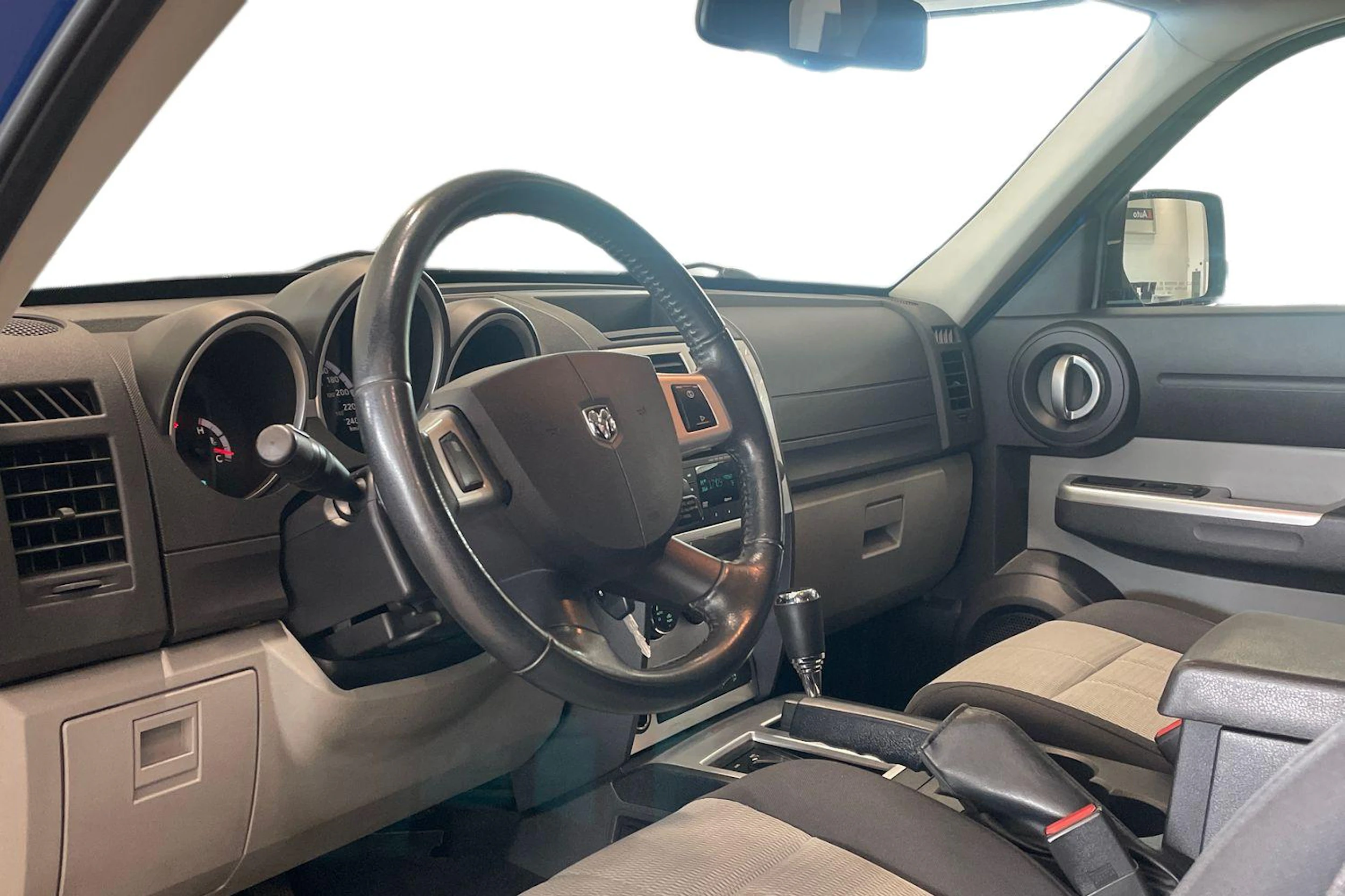 sininen Dodge Nitro 2010 kuva 6.
