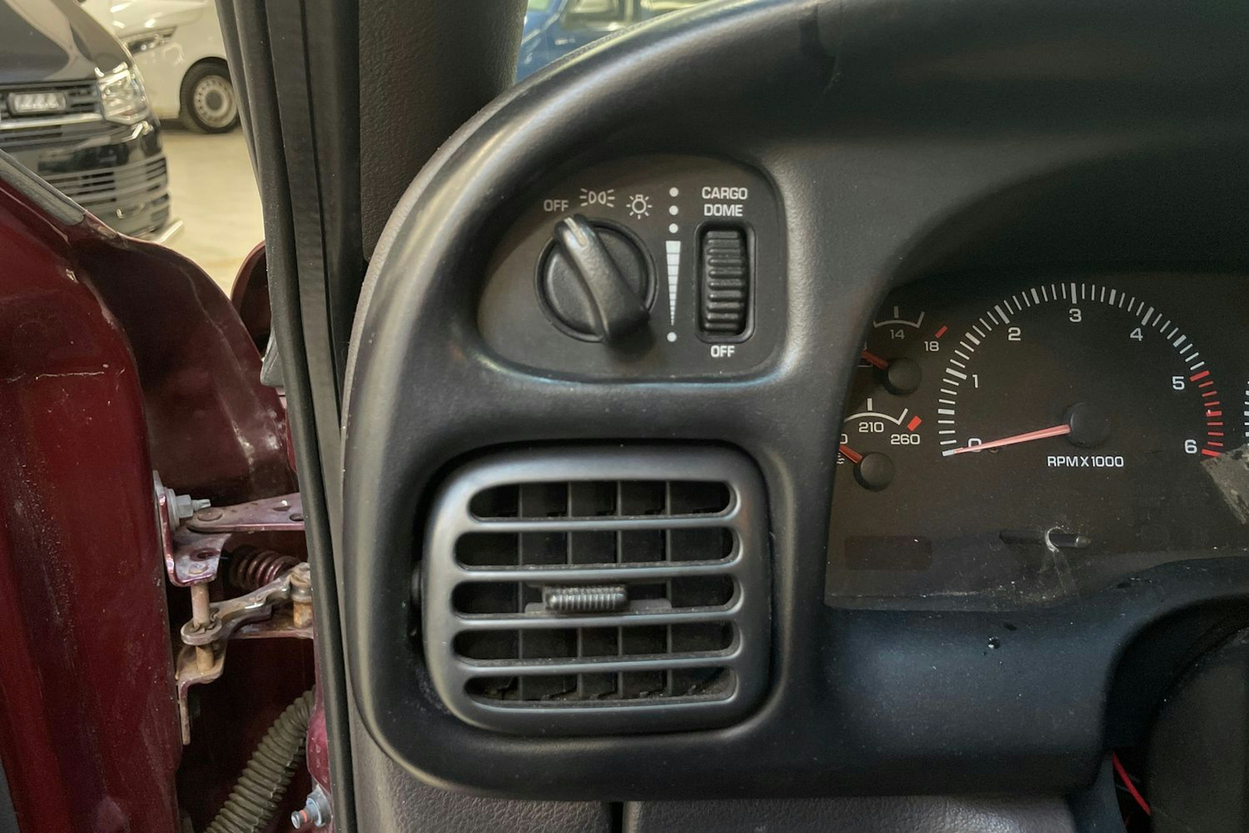 punainen Dodge RAM 2001 kuva 18.