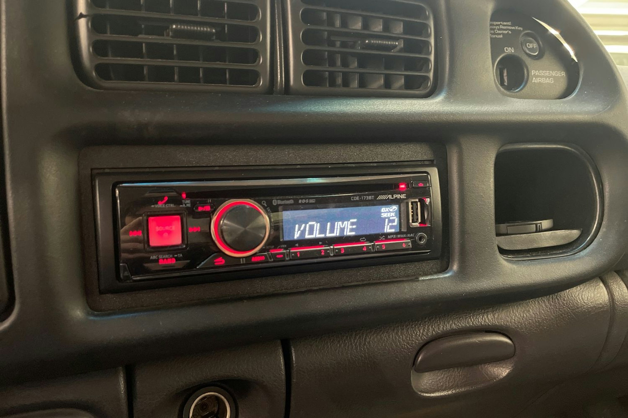 punainen Dodge RAM 2001 kuva 21.