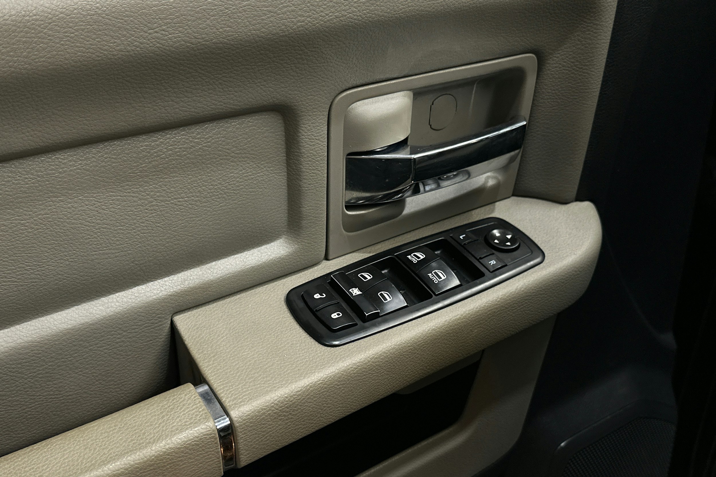 musta Dodge RAM 2012 kuva 18.