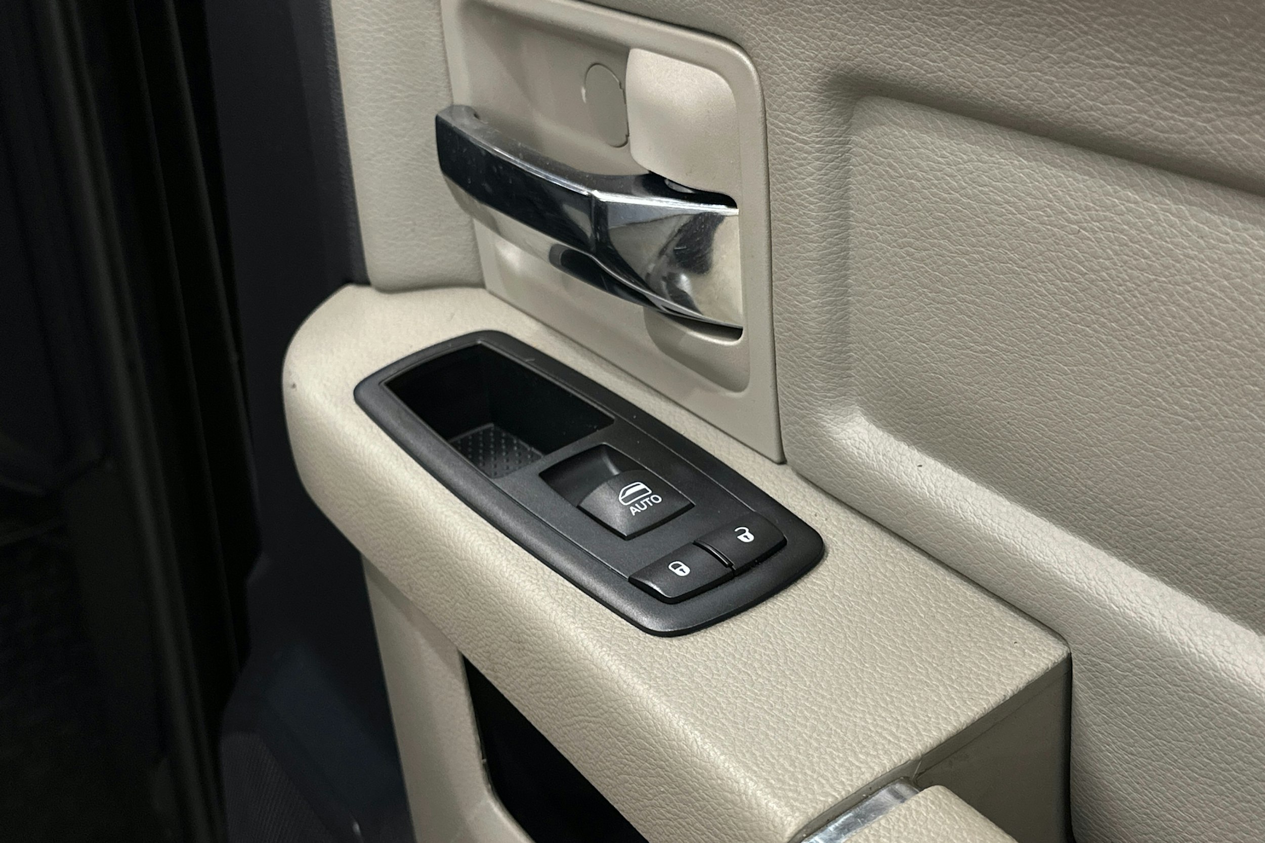 musta Dodge RAM 2012 kuva 34.