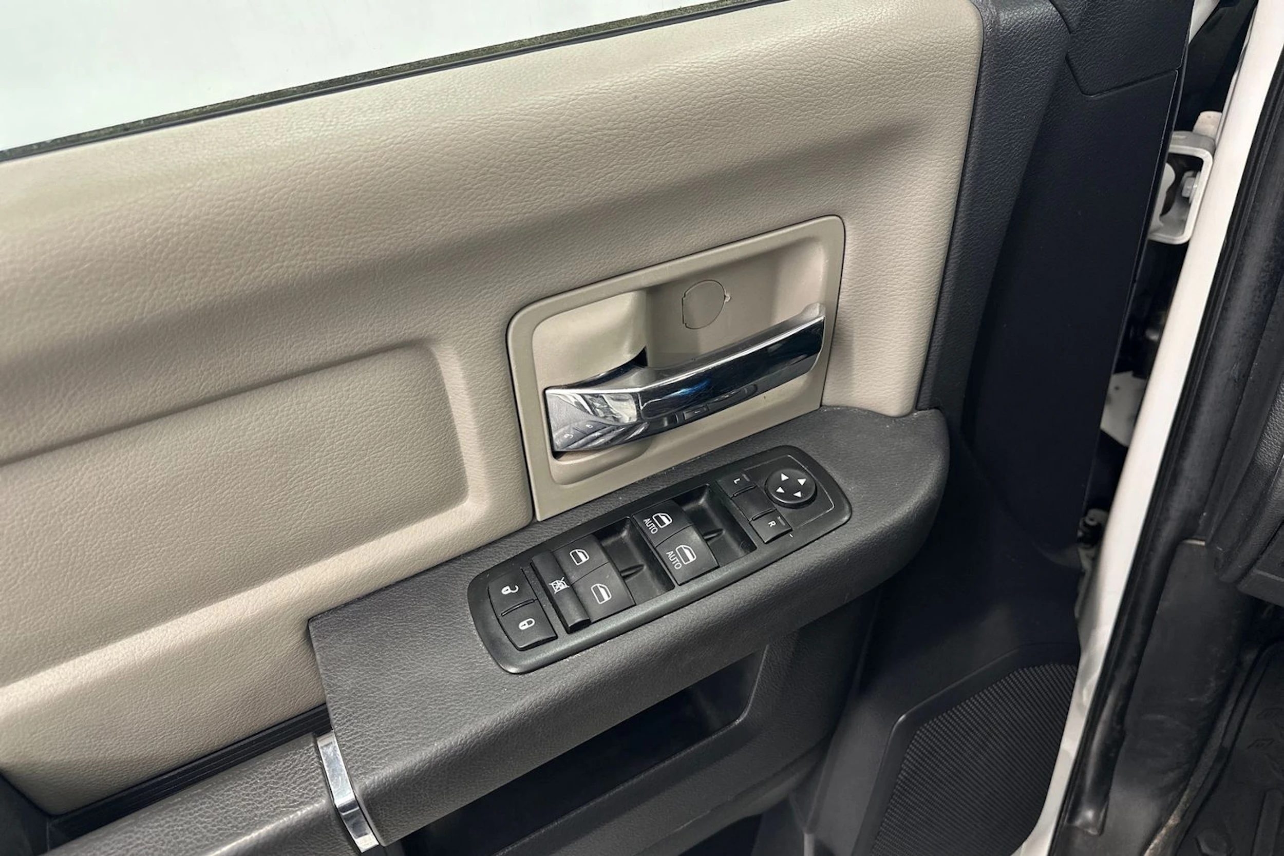 valkoinen Dodge RAM 2012 kuva 21.