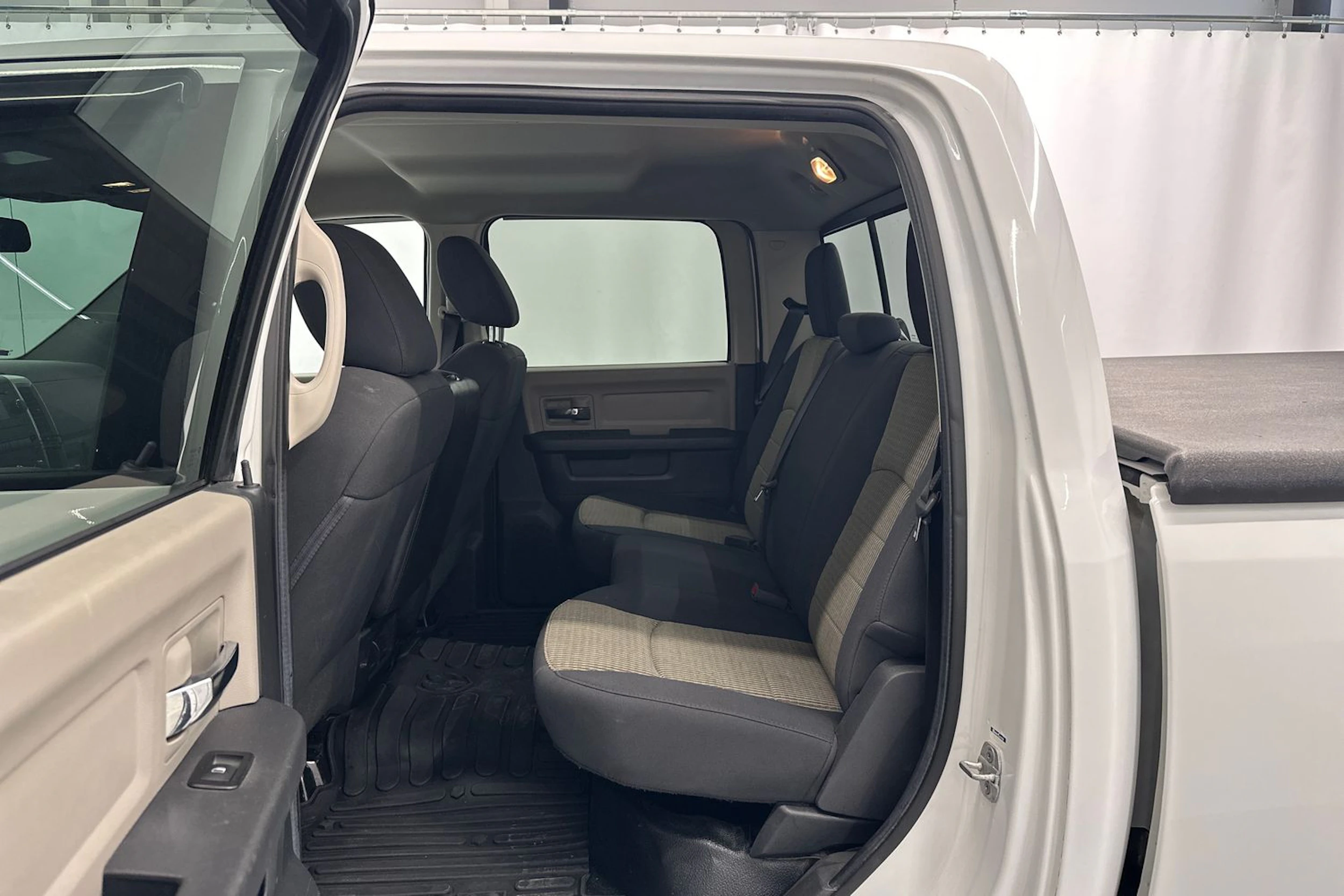 valkoinen Dodge RAM 2012 kuva 22.