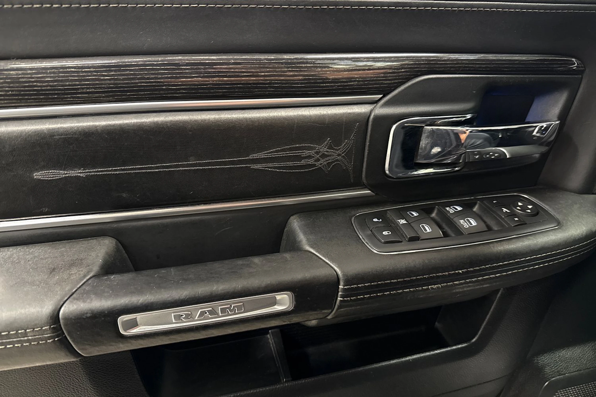 musta Dodge RAM 2016 kuva 21.
