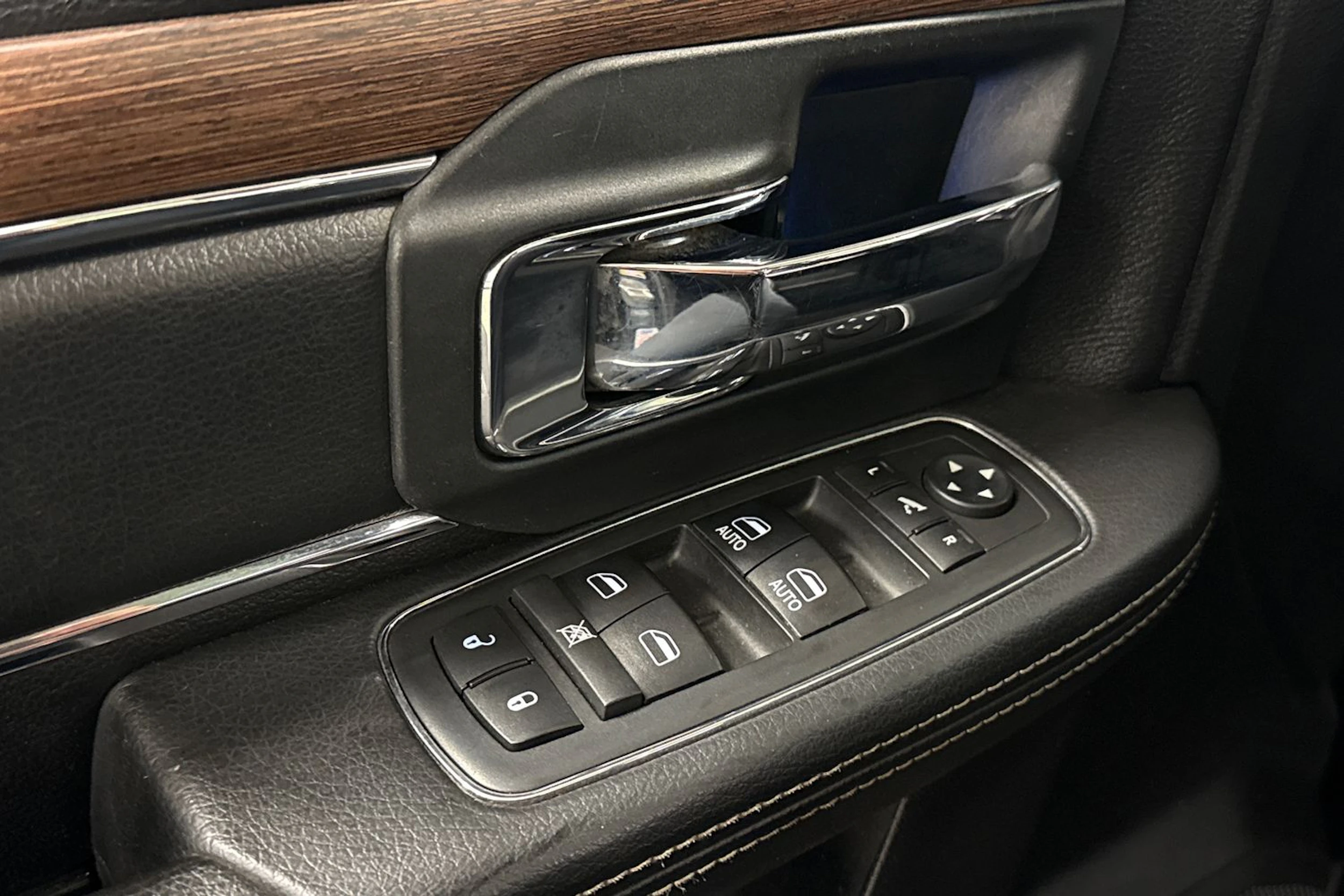 musta Dodge RAM 2018 kuva 22.