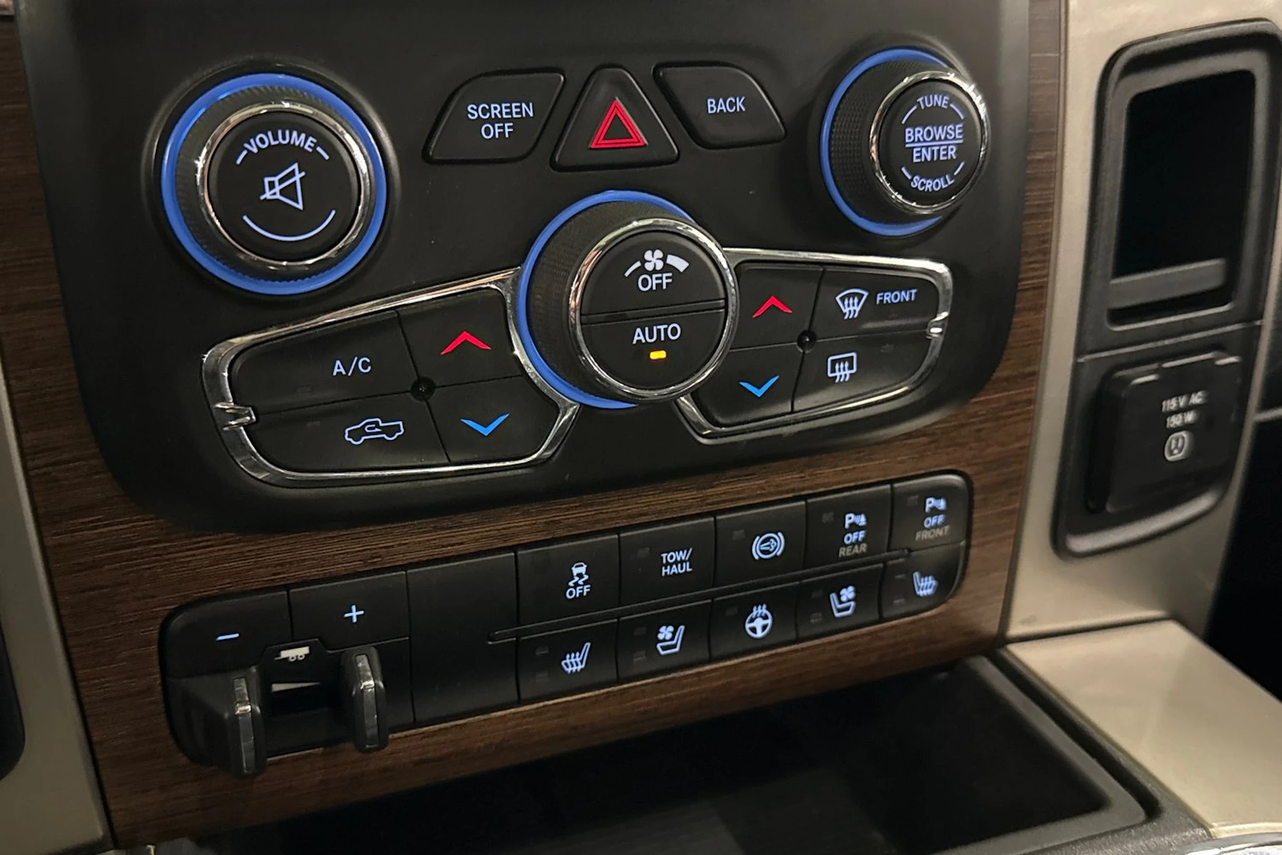musta Dodge RAM 2018 kuva 24.
