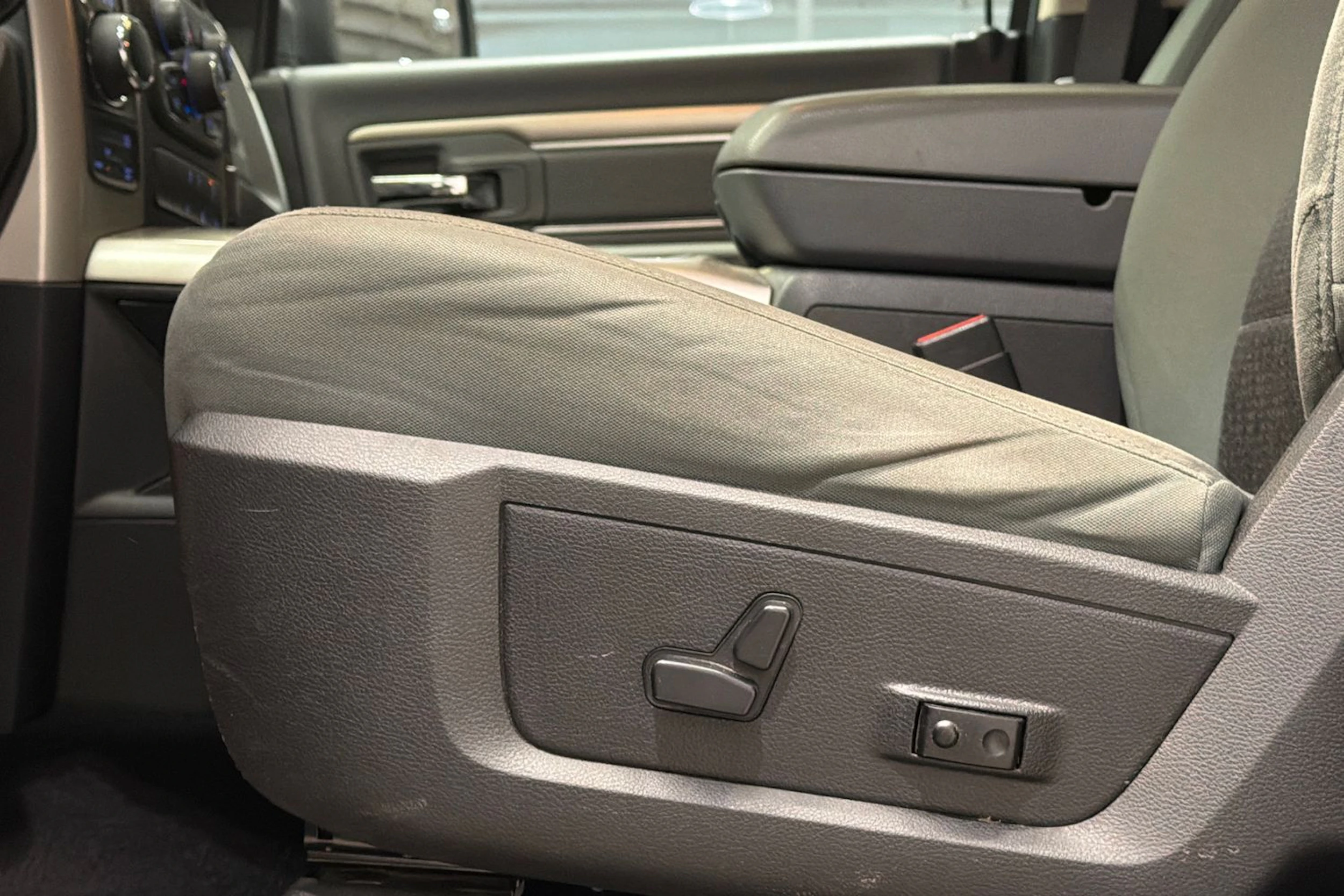 musta Dodge RAM 2019 kuva 26.