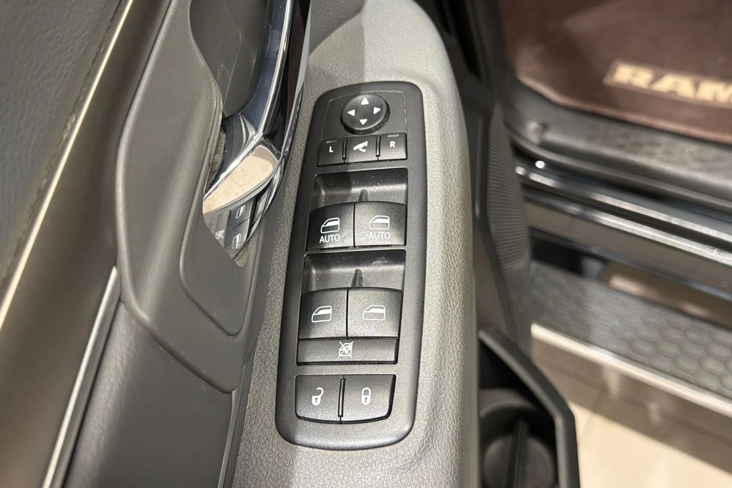 musta Dodge RAM 2019 kuva 27.