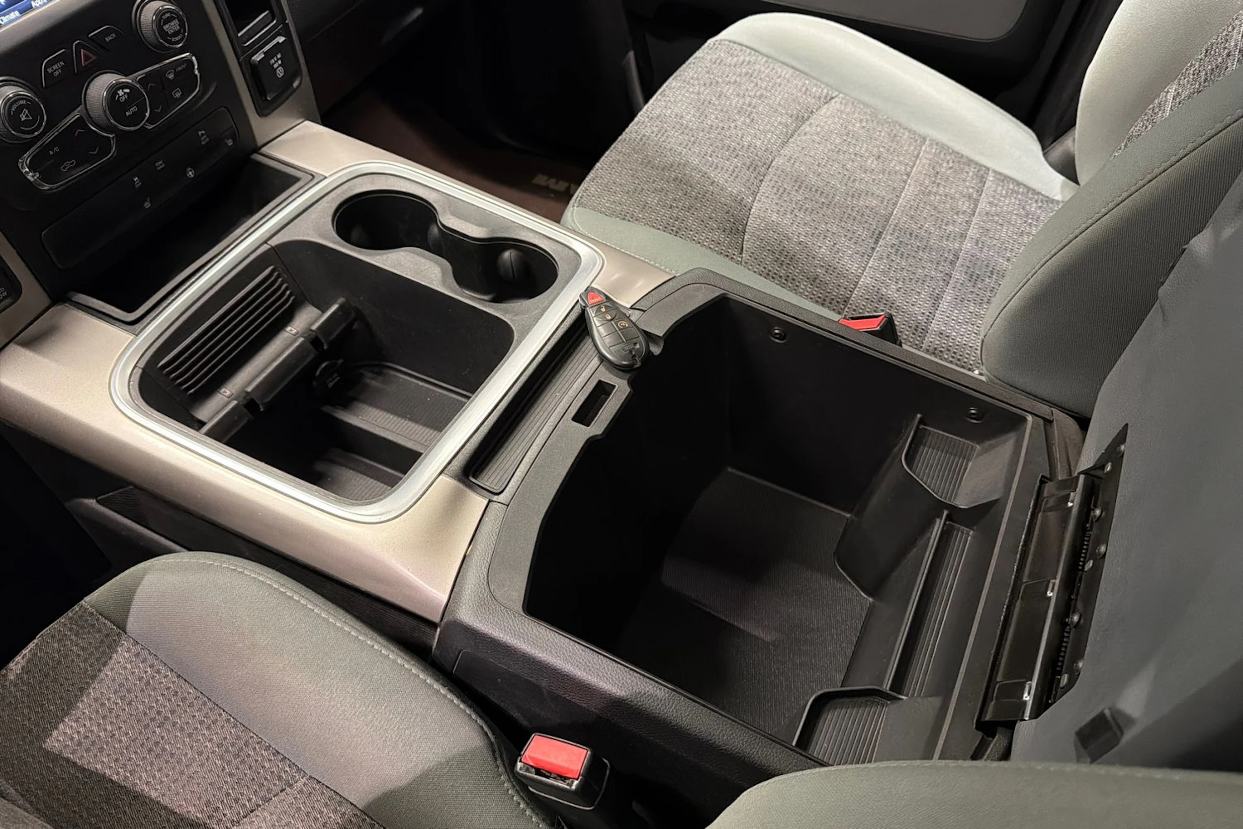 musta Dodge RAM 2019 kuva 31.