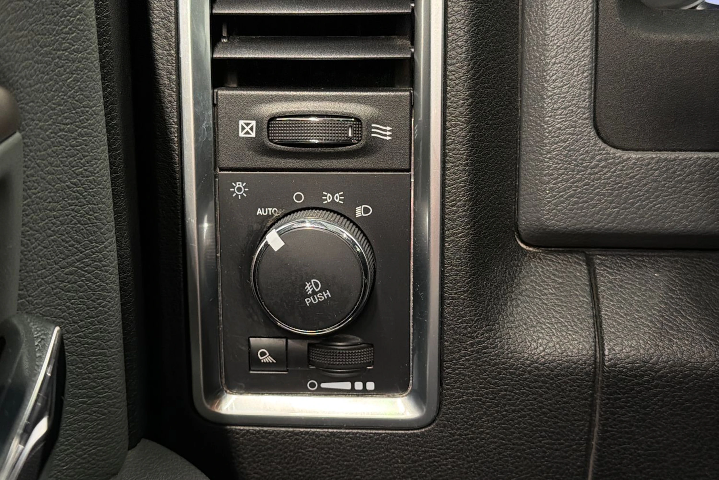 musta Dodge RAM 2019 kuva 32.