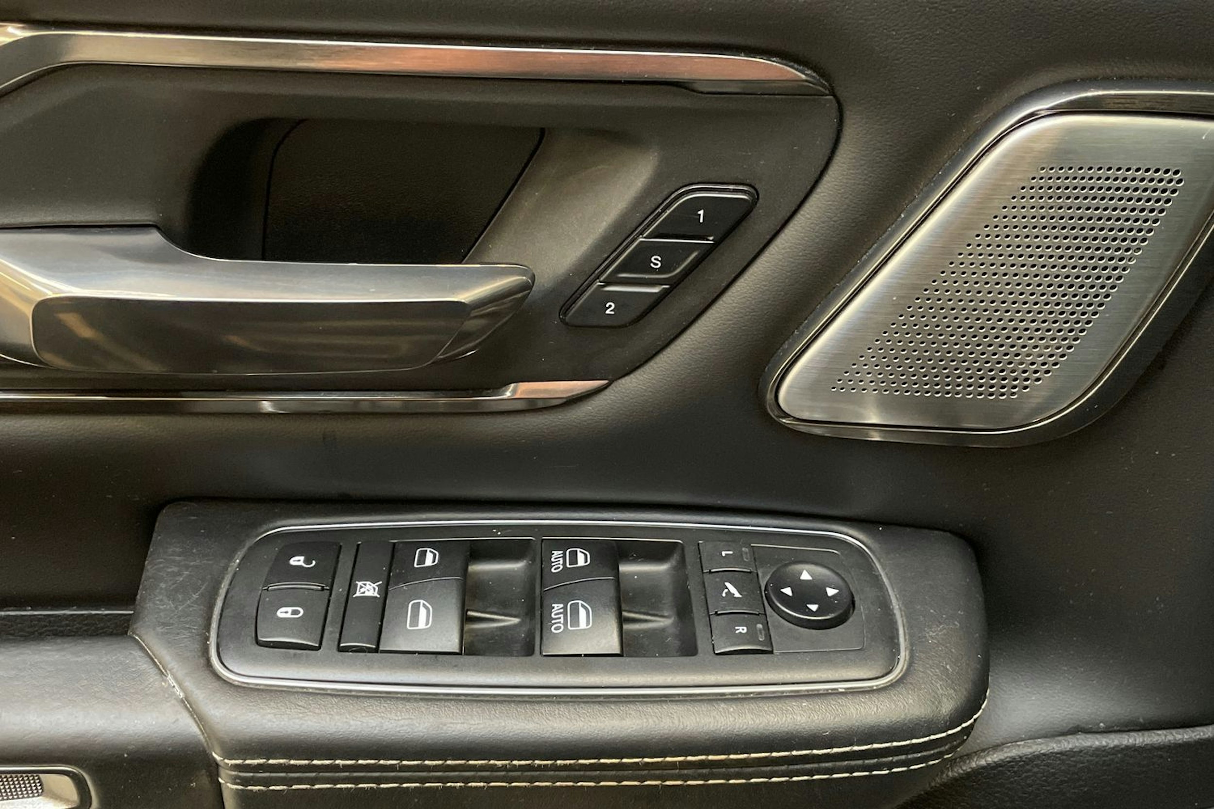 musta Dodge RAM 2019 kuva 28.