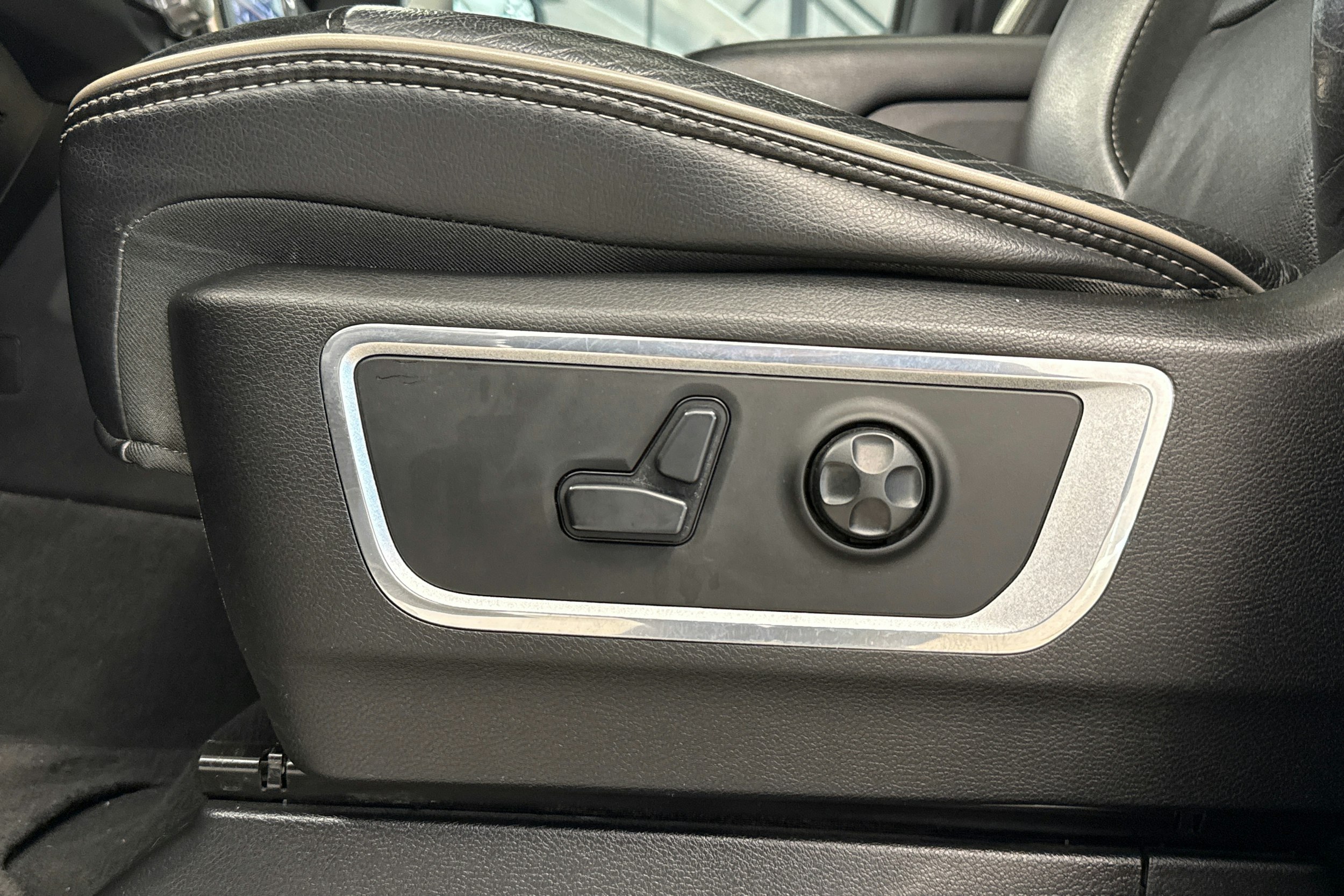 musta Dodge RAM 2019 kuva 25.