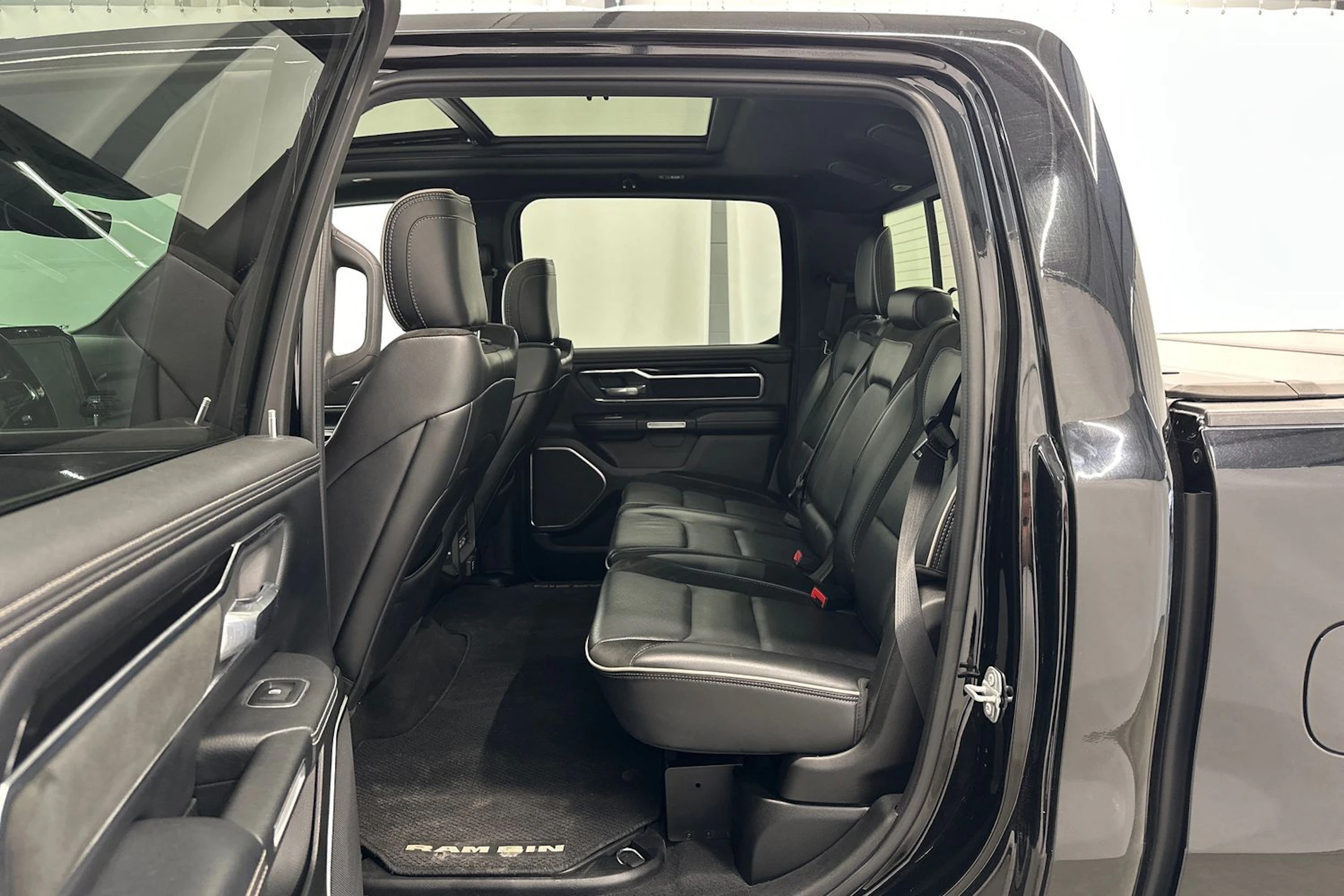musta Dodge RAM 2019 kuva 30.
