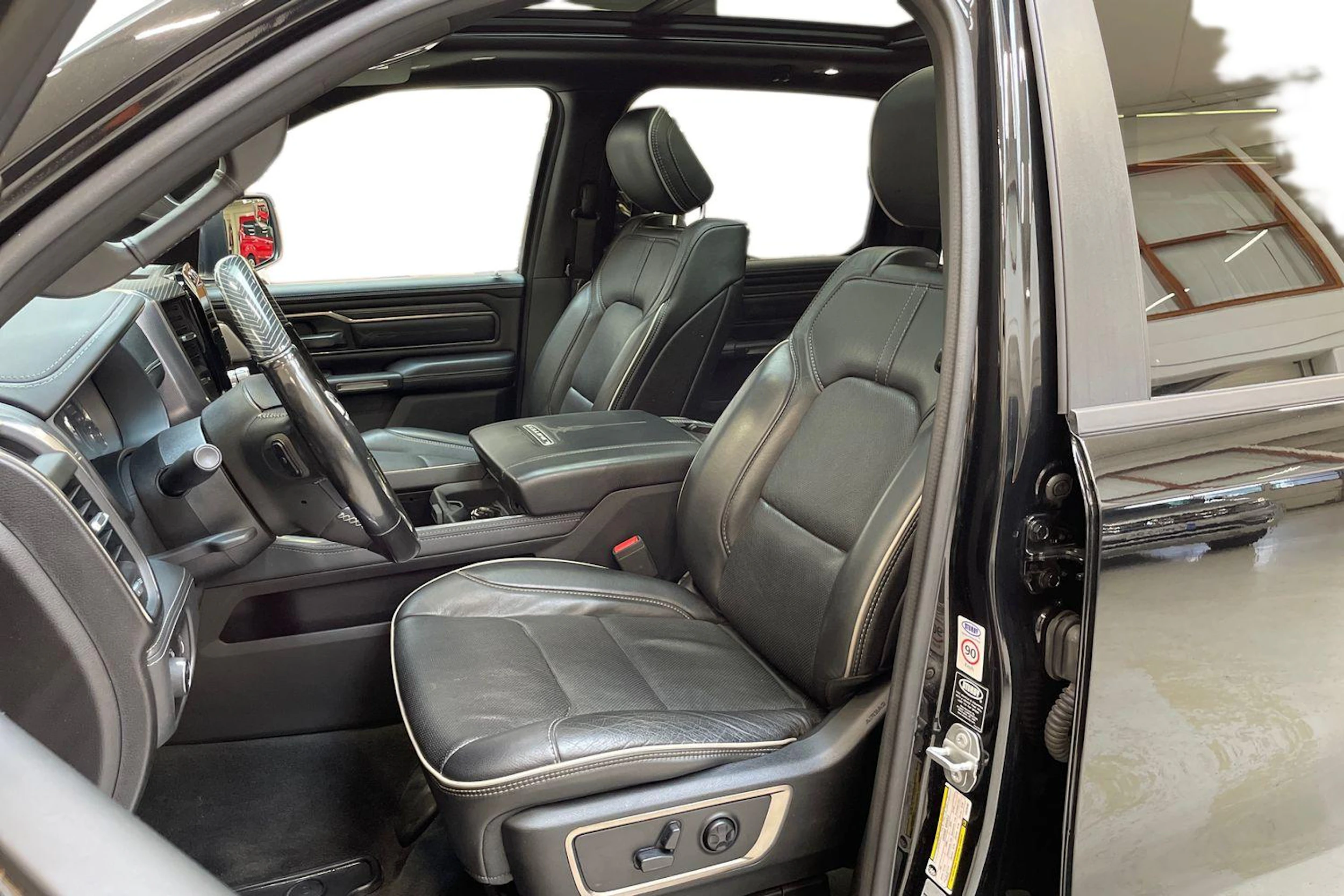 musta Dodge RAM 2020 kuva 8.