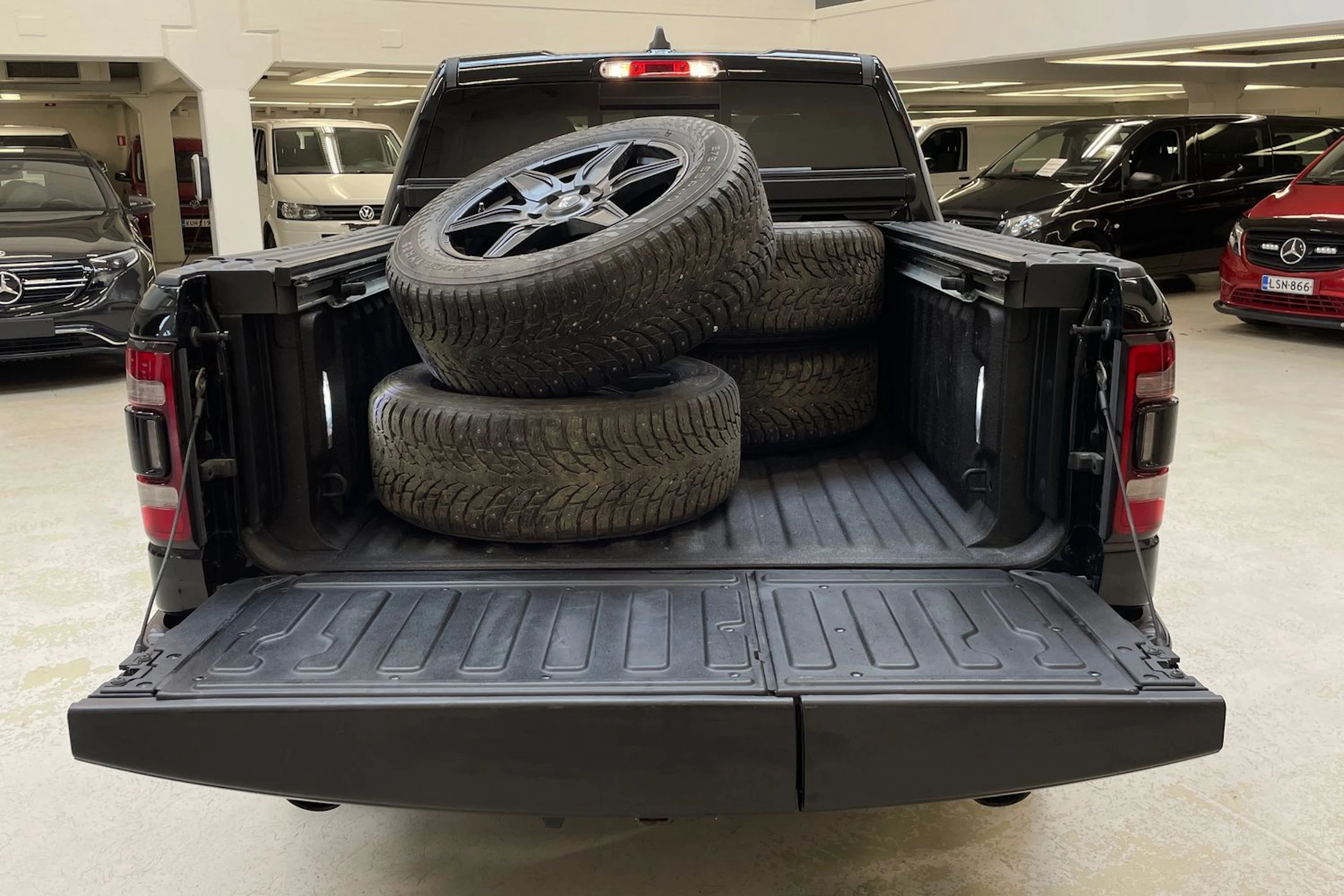 musta Dodge RAM 2020 kuva 16.