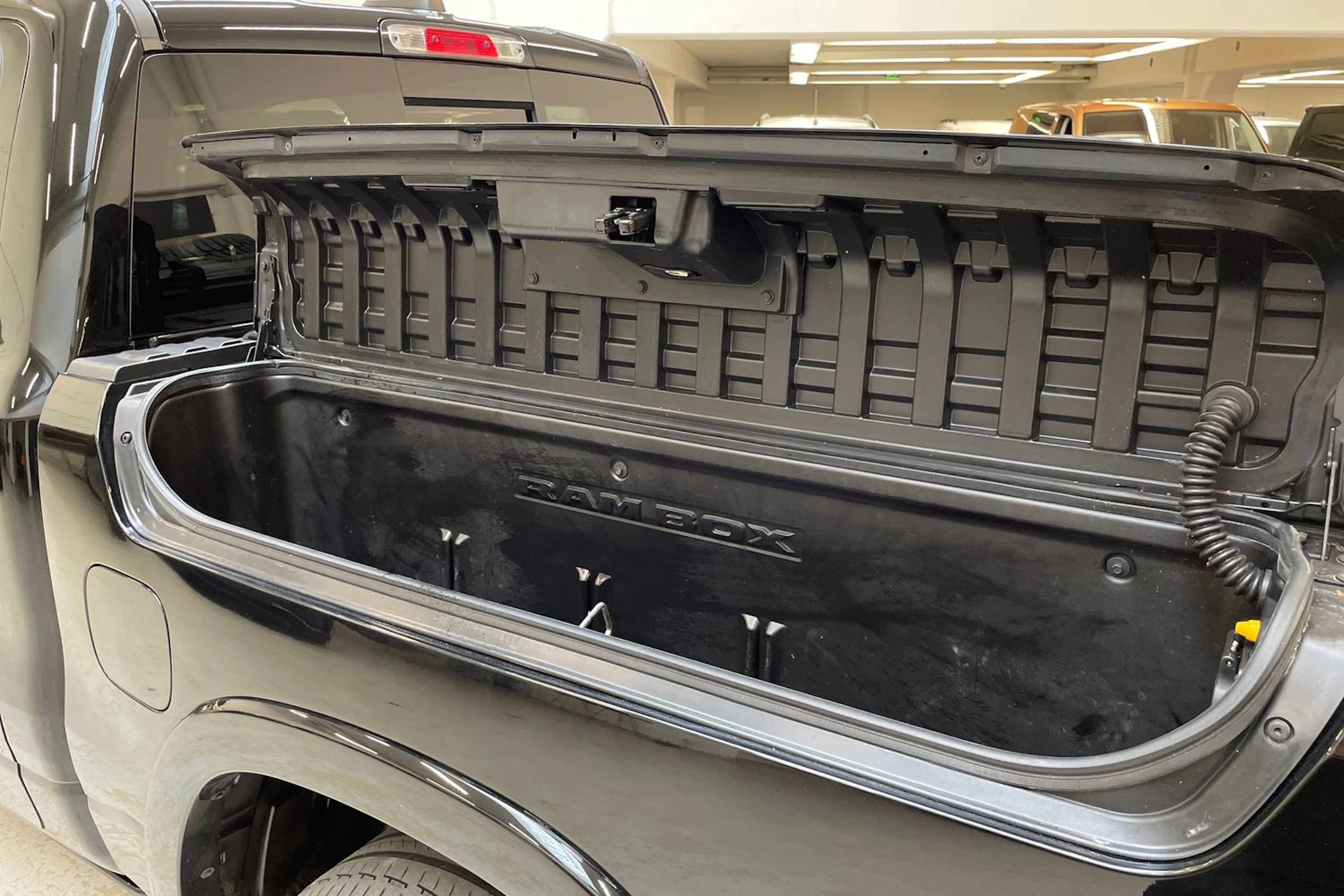 musta Dodge RAM 2020 kuva 21.