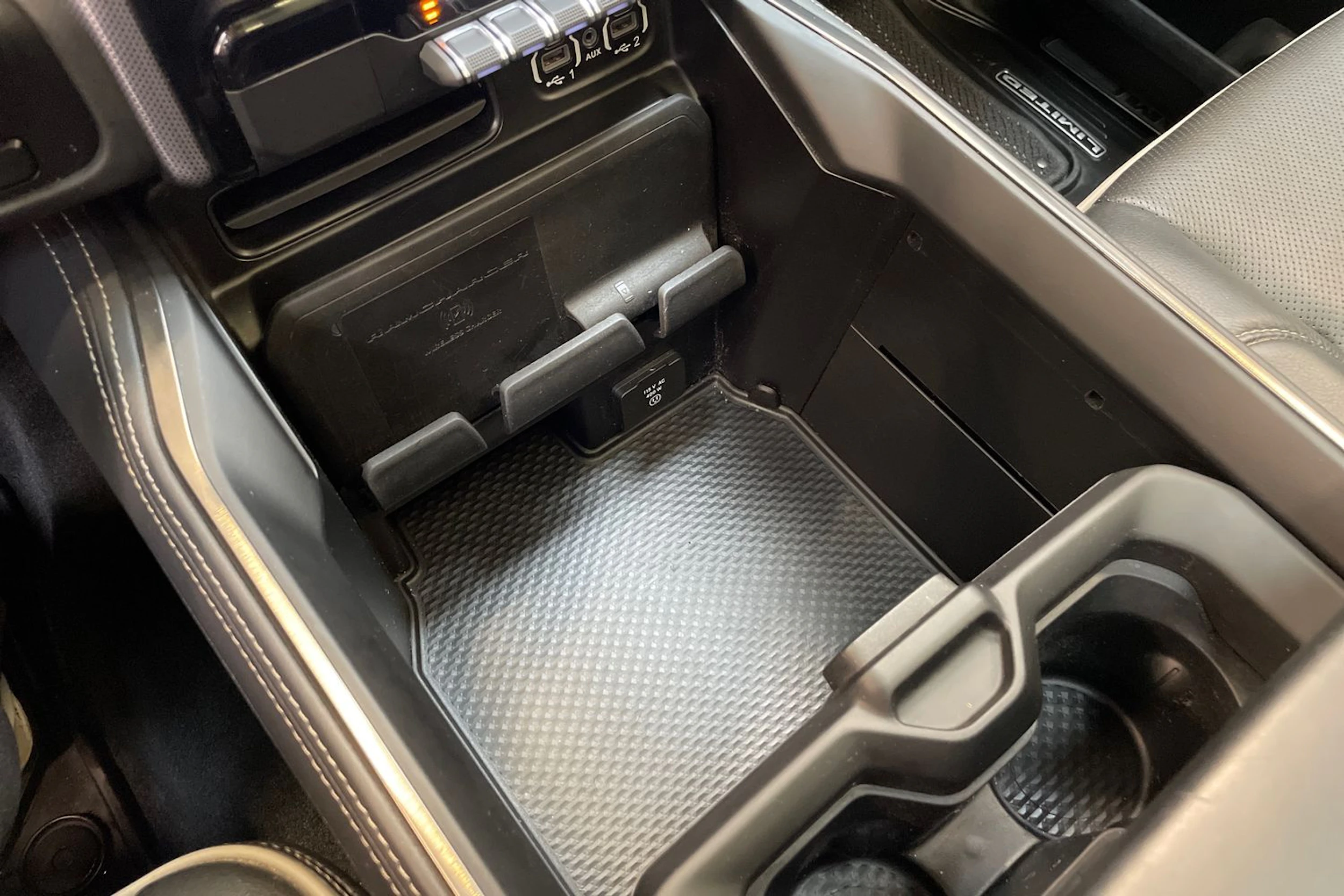 musta Dodge RAM 2020 kuva 37.