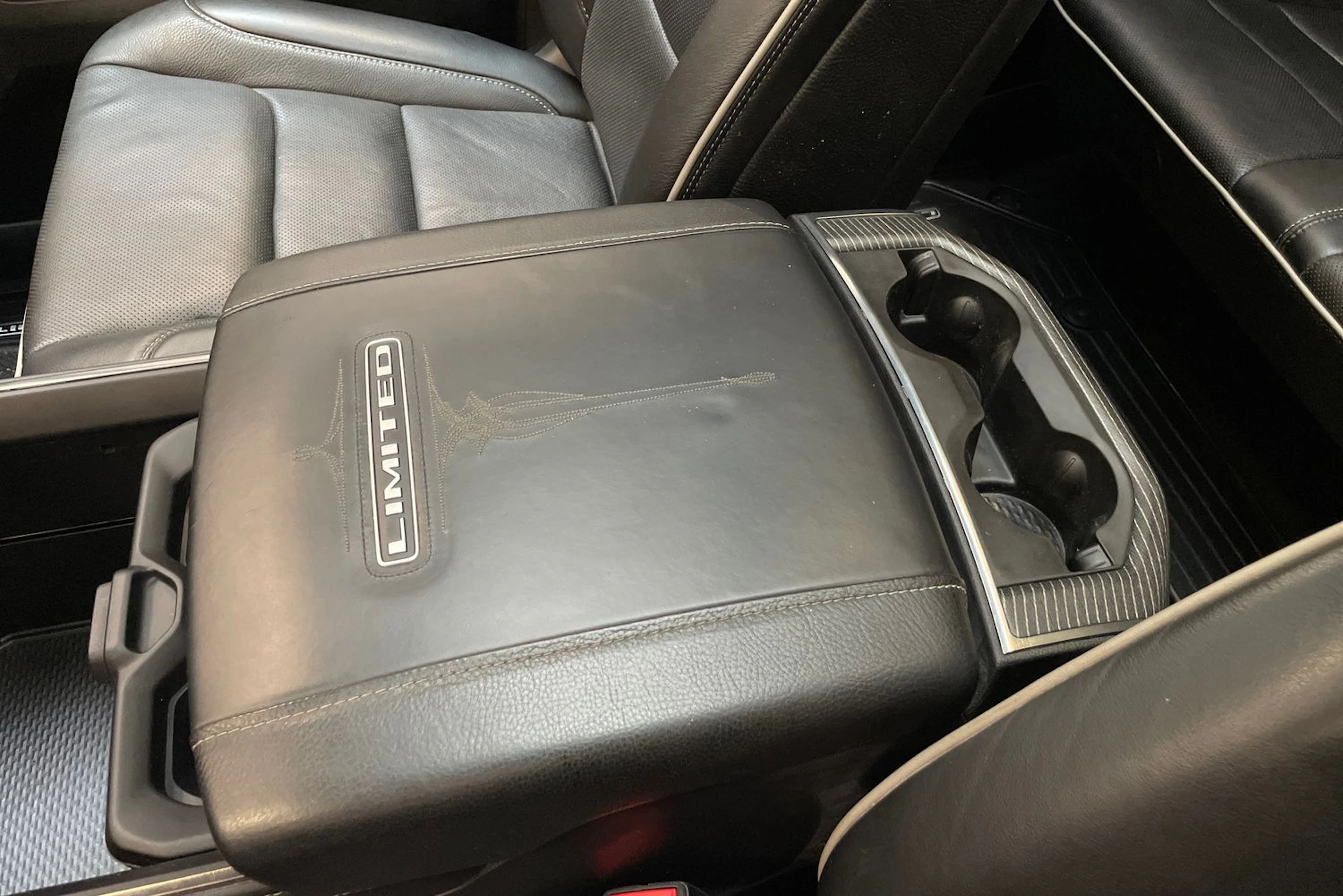 musta Dodge RAM 2020 kuva 38.
