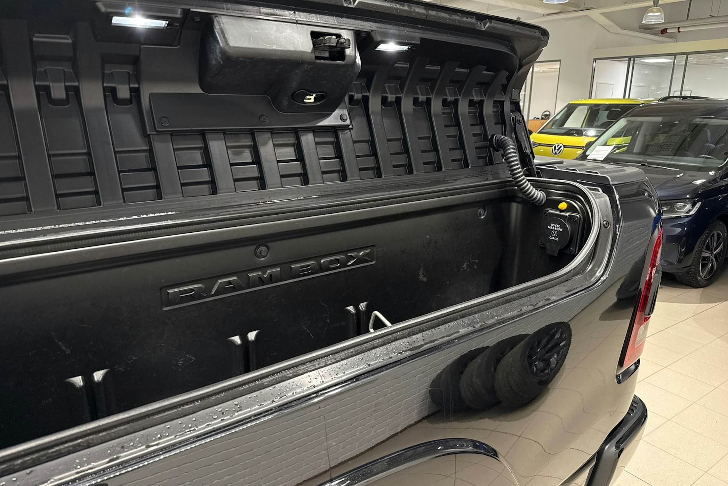 musta Dodge RAM 2020 kuva 13.