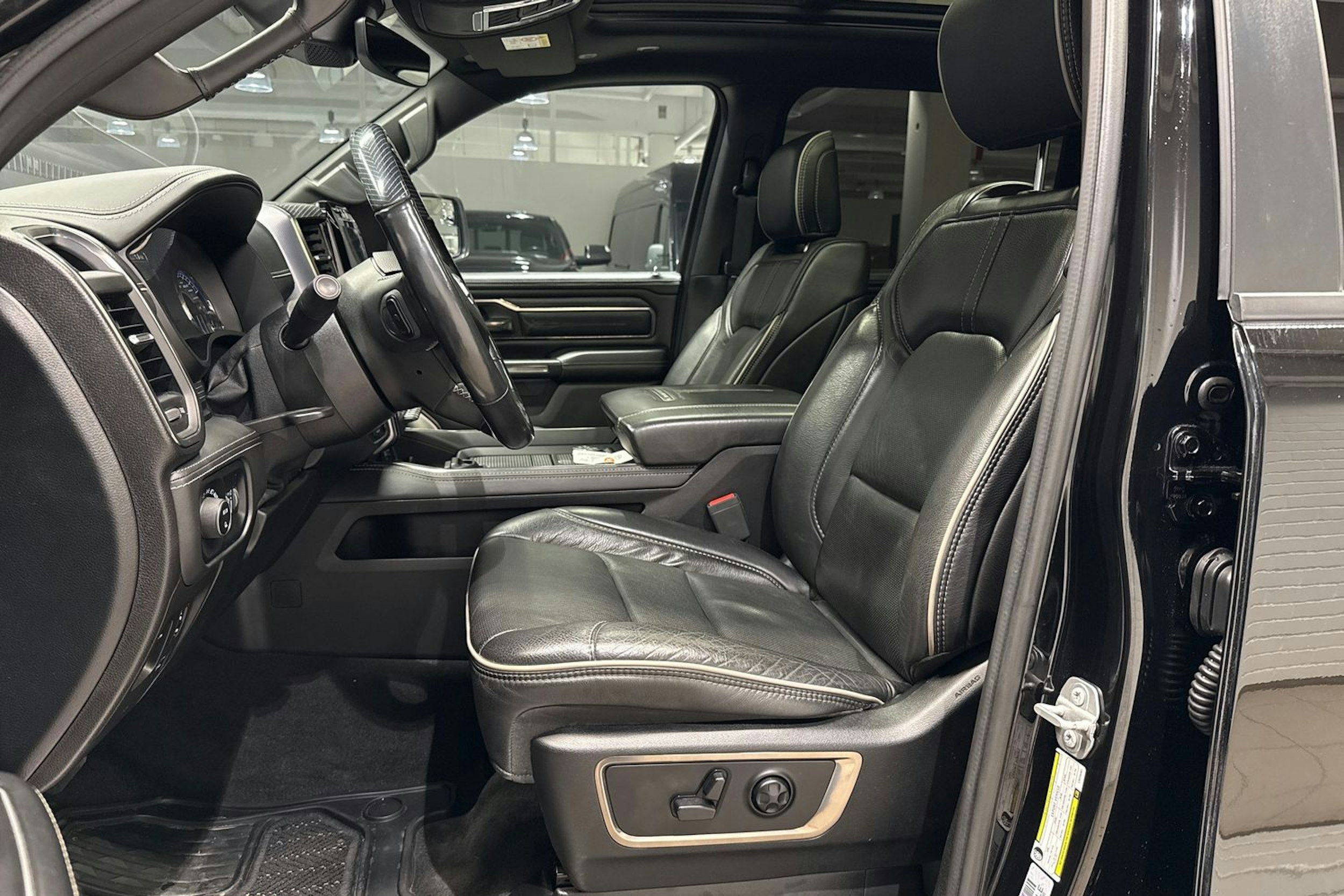 musta Dodge RAM 2020 kuva 19.