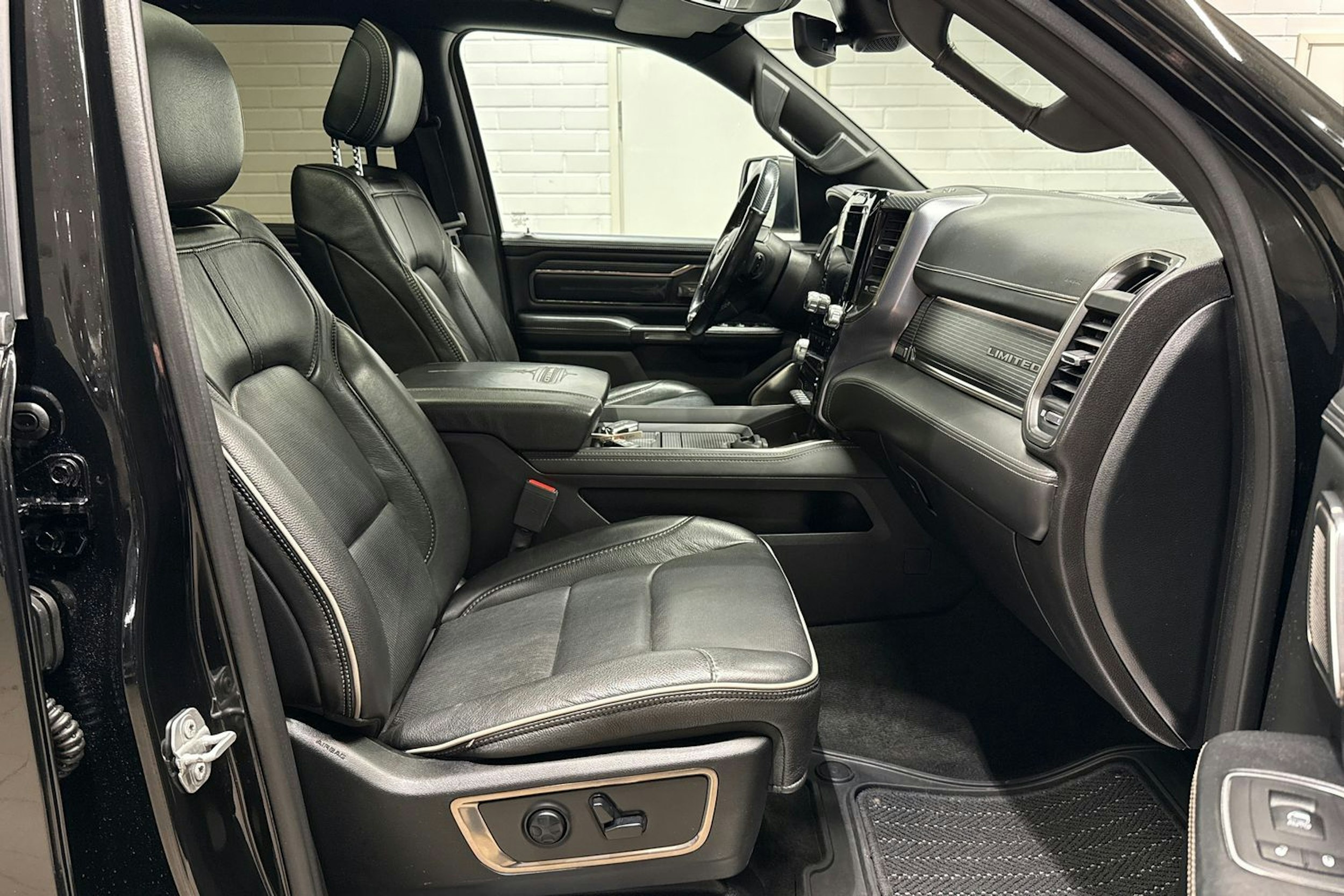 musta Dodge RAM 2020 kuva 20.