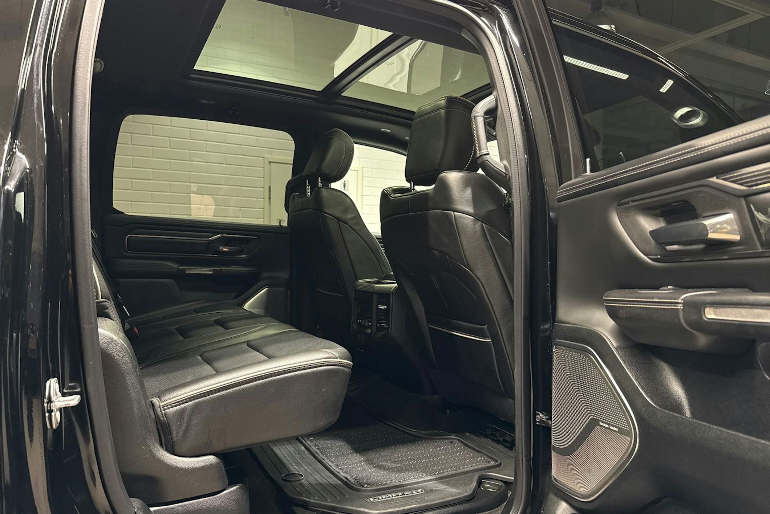 musta Dodge RAM 2020 kuva 21.