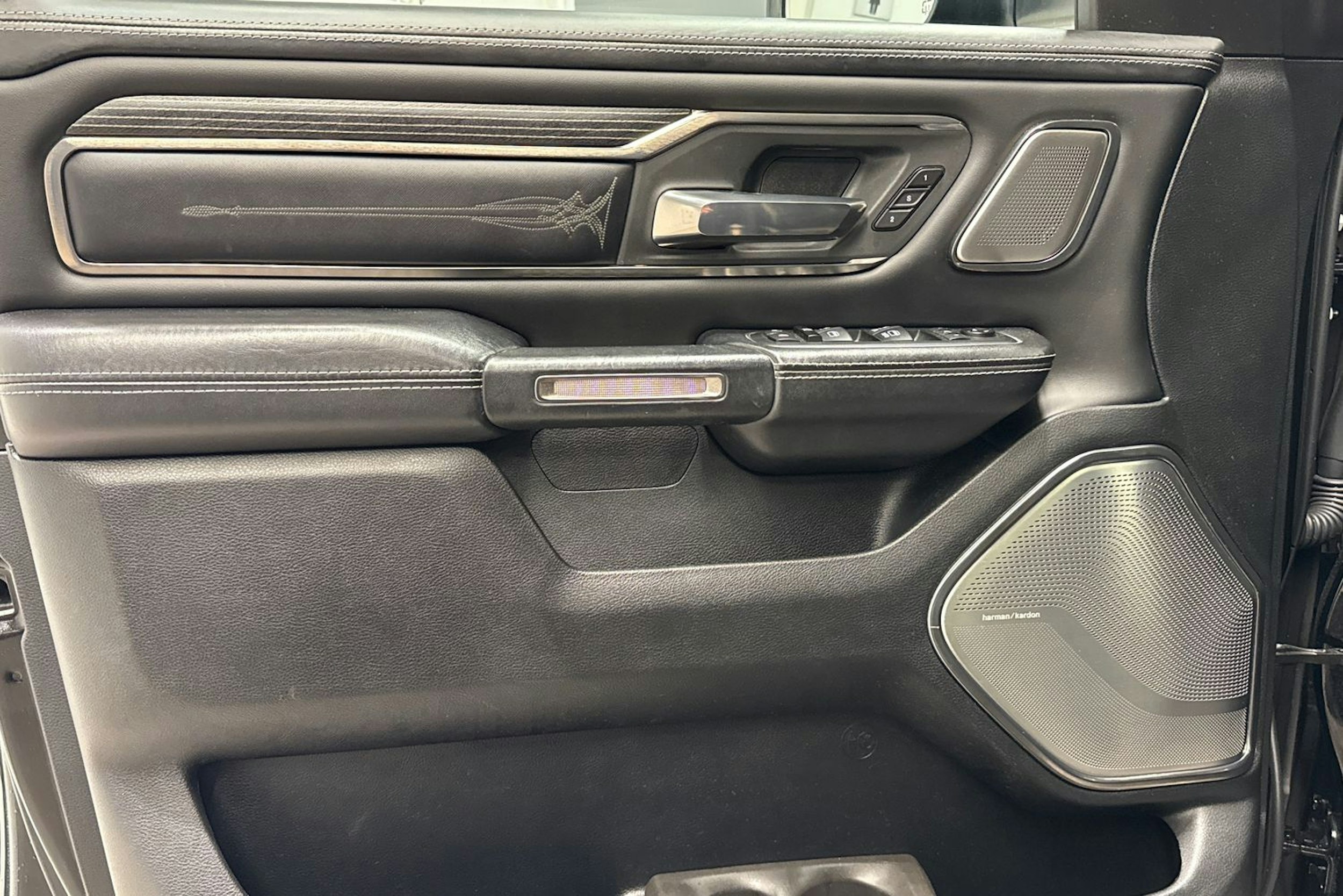 musta Dodge RAM 2020 kuva 22.