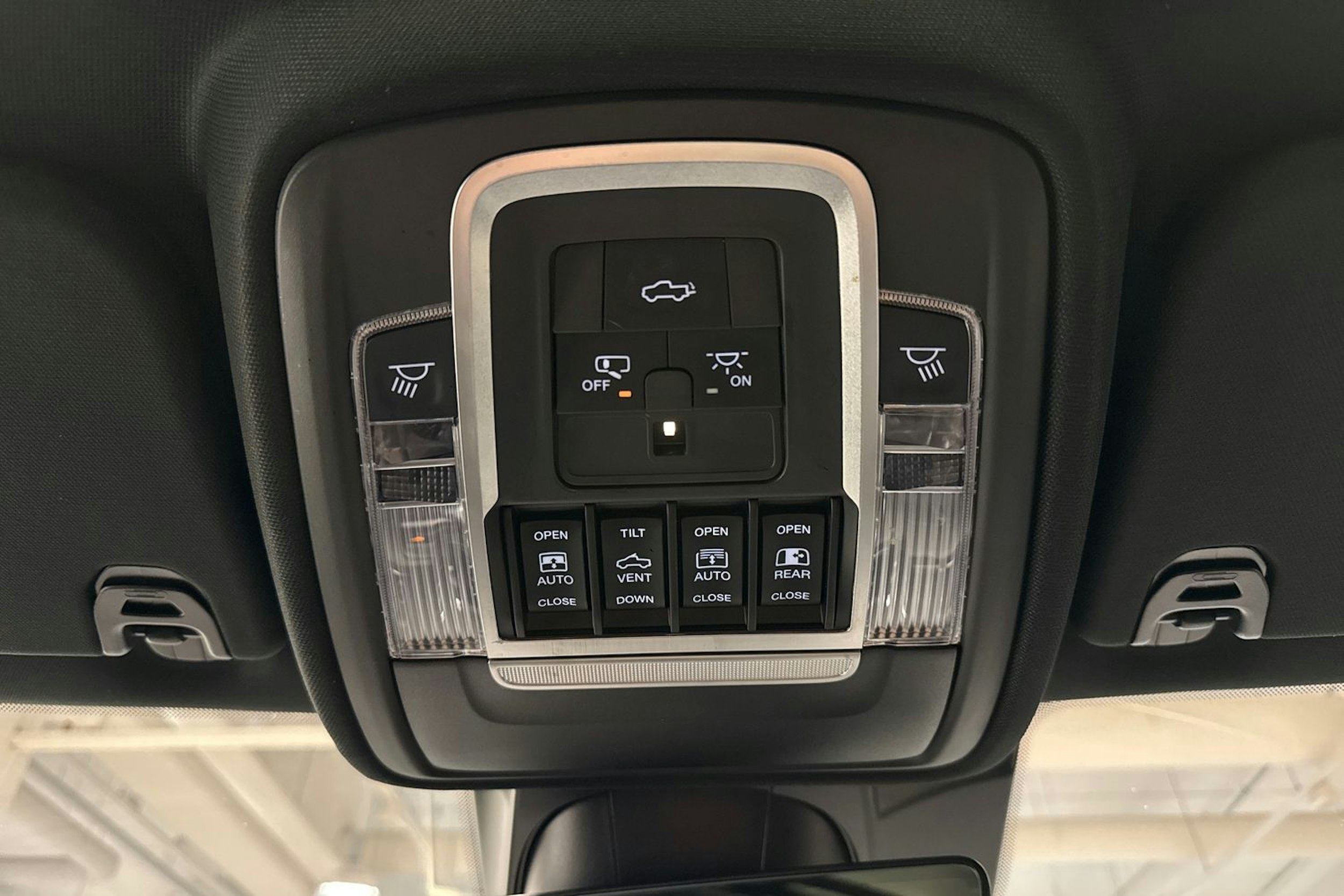 musta Dodge RAM 2020 kuva 26.