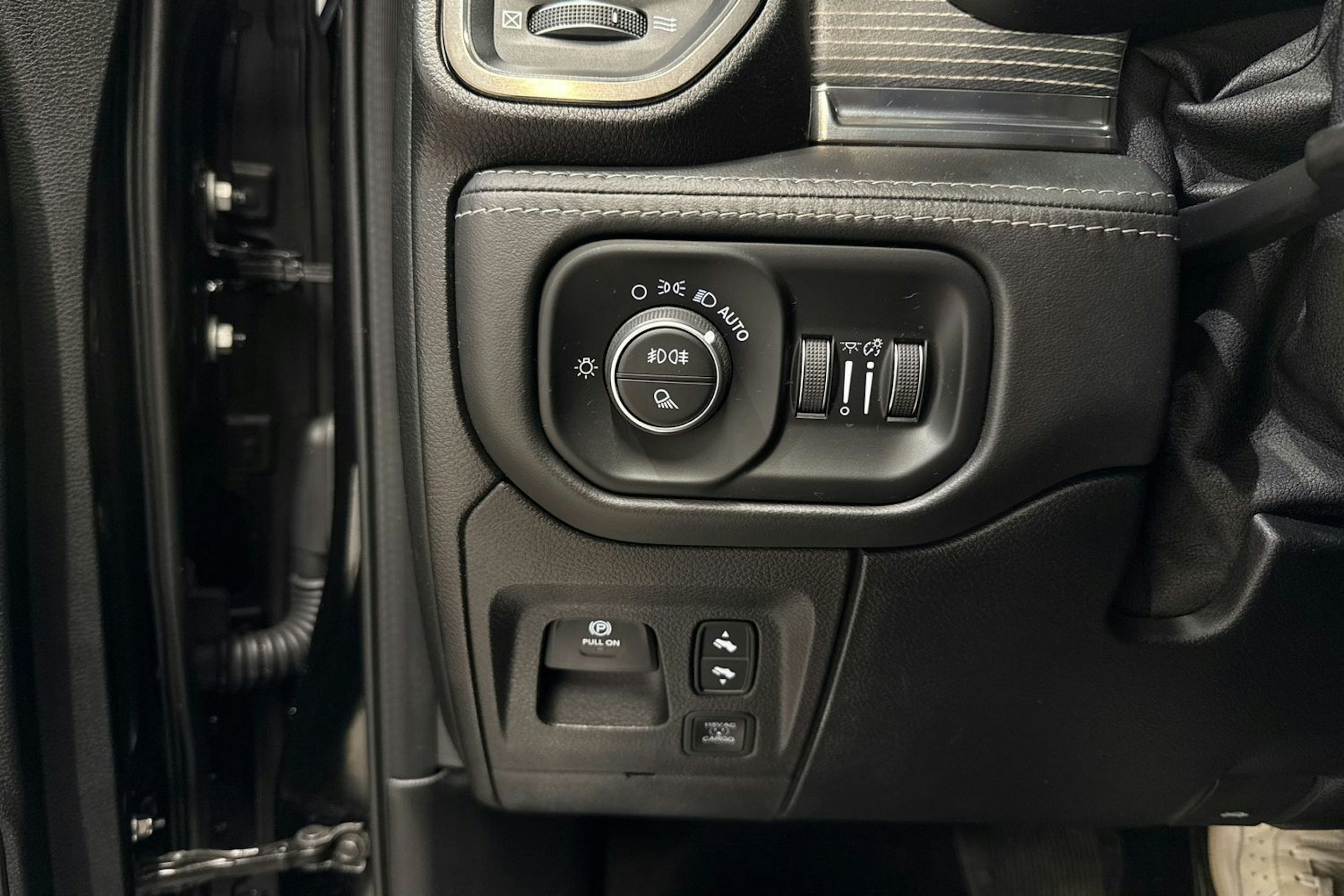 musta Dodge RAM 2020 kuva 29.