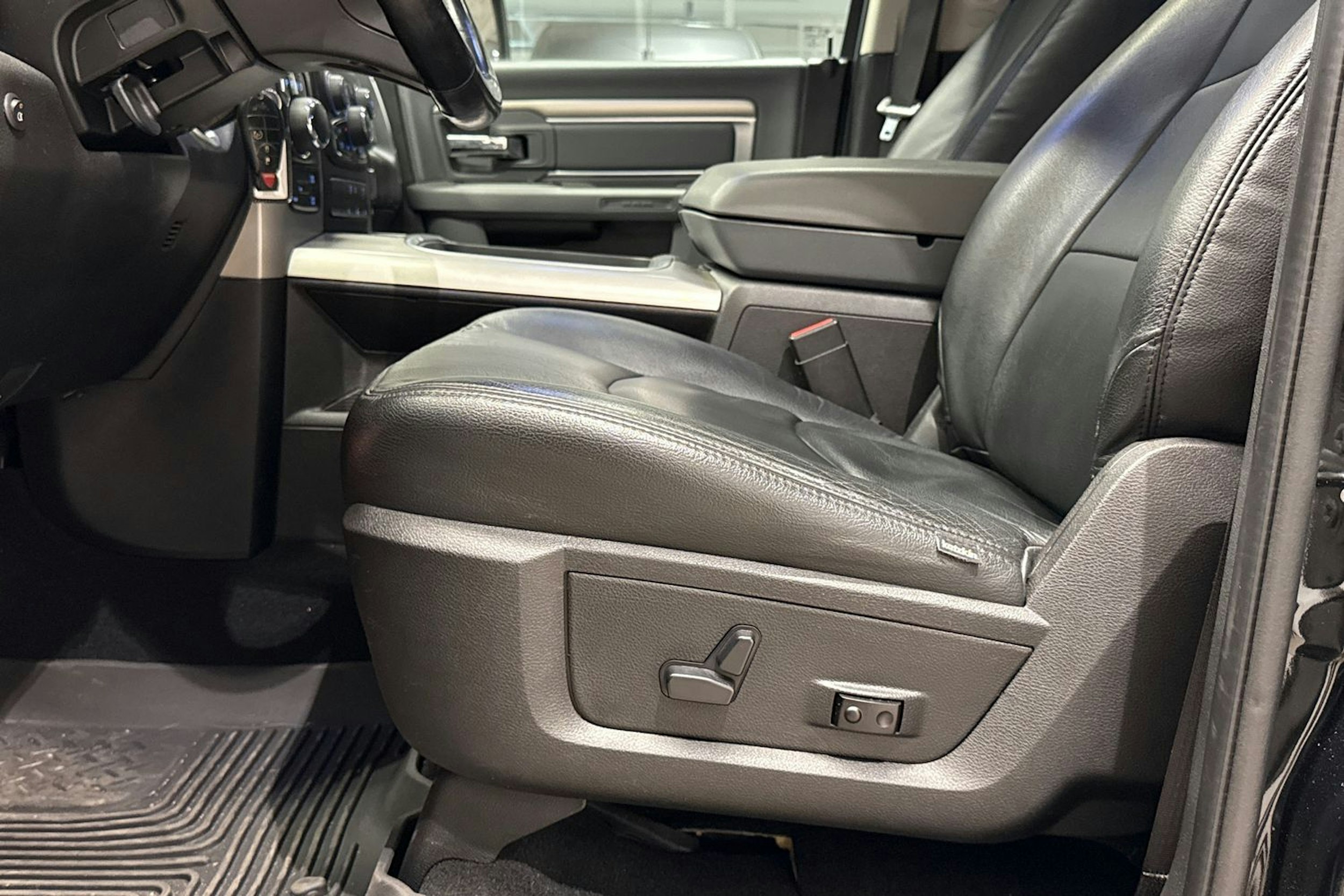 musta Dodge RAM 2020 kuva 23.