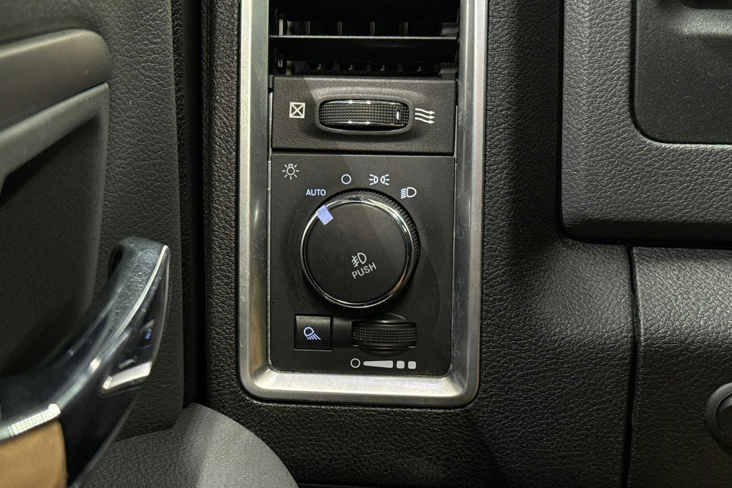 musta Dodge RAM 2020 kuva 33.