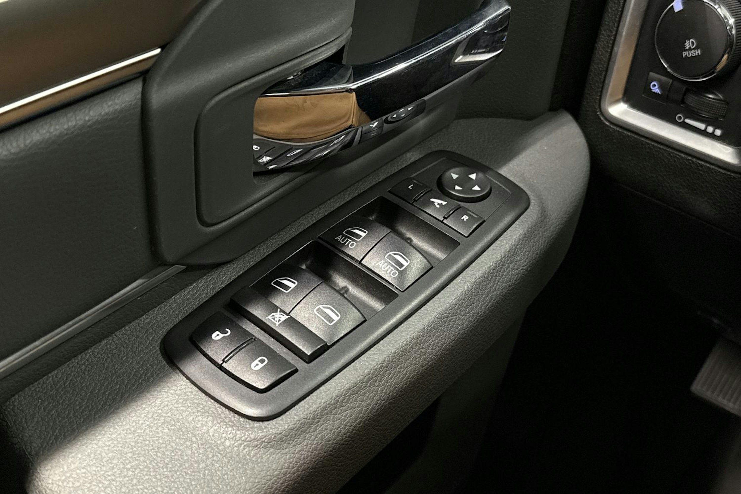 musta Dodge RAM 2020 kuva 34.