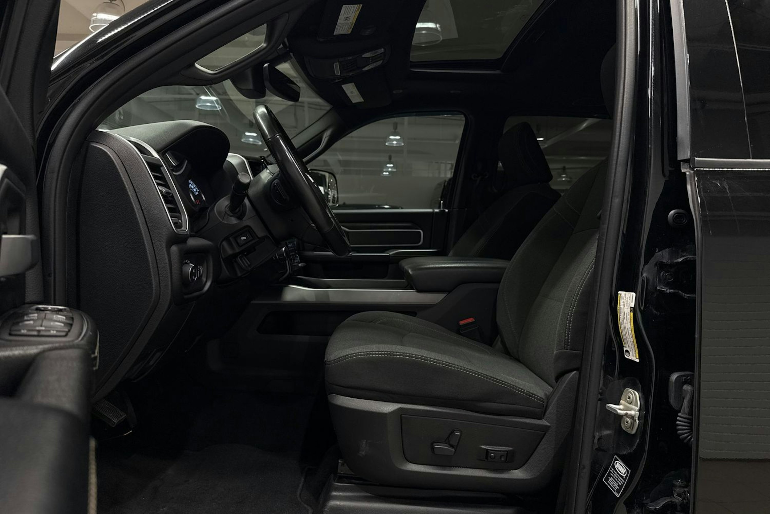 musta Dodge RAM 2021 kuva 16.