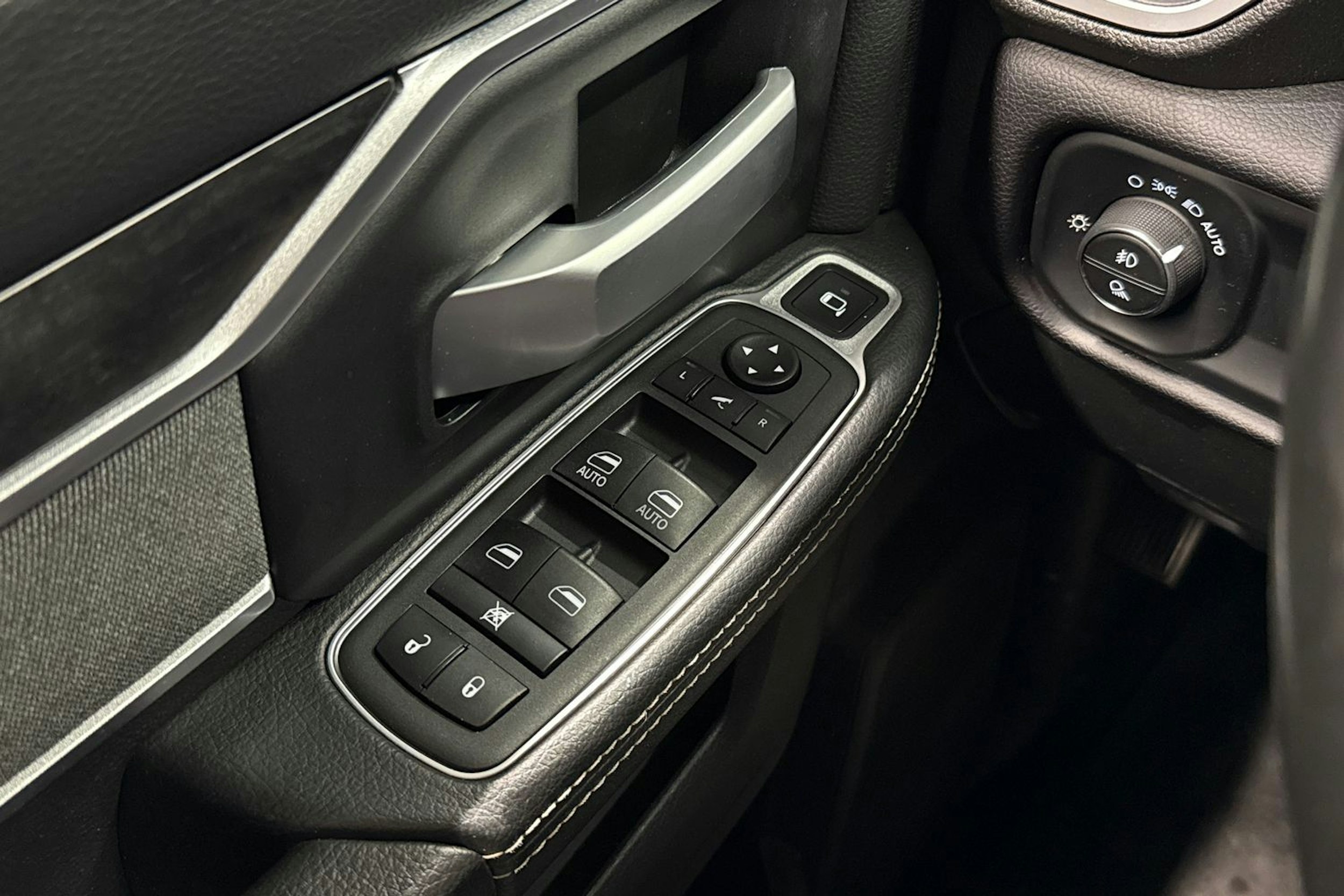 musta Dodge RAM 2021 kuva 23.