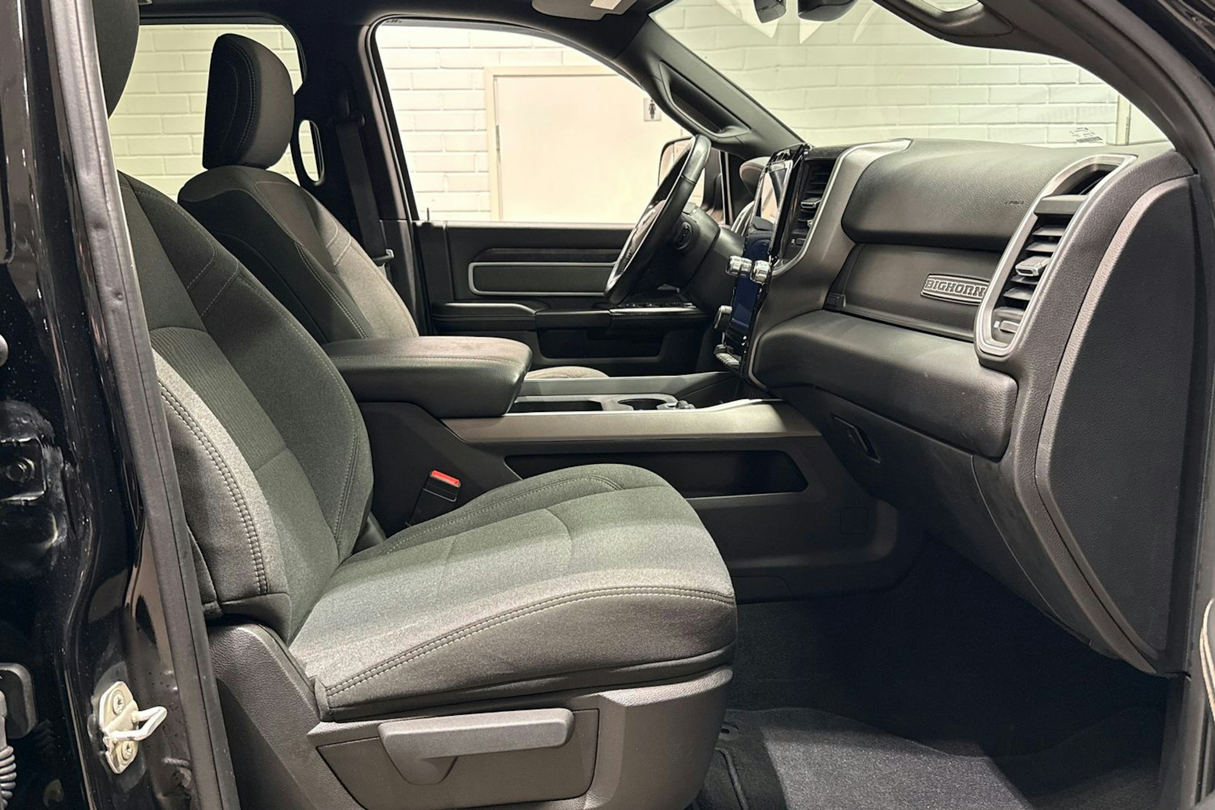 musta Dodge RAM 2021 kuva 30.