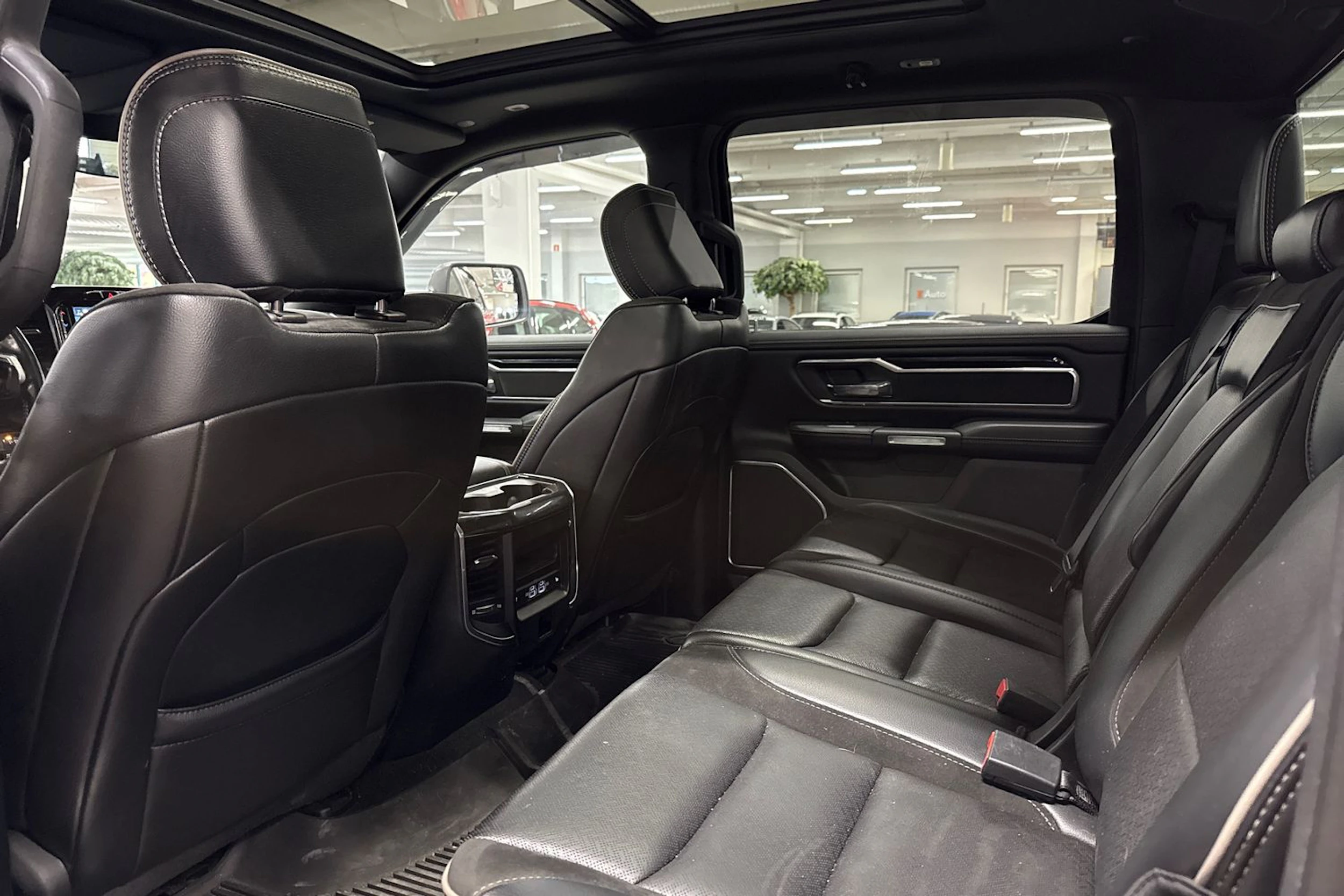 punainen Dodge RAM 2022 kuva 5.