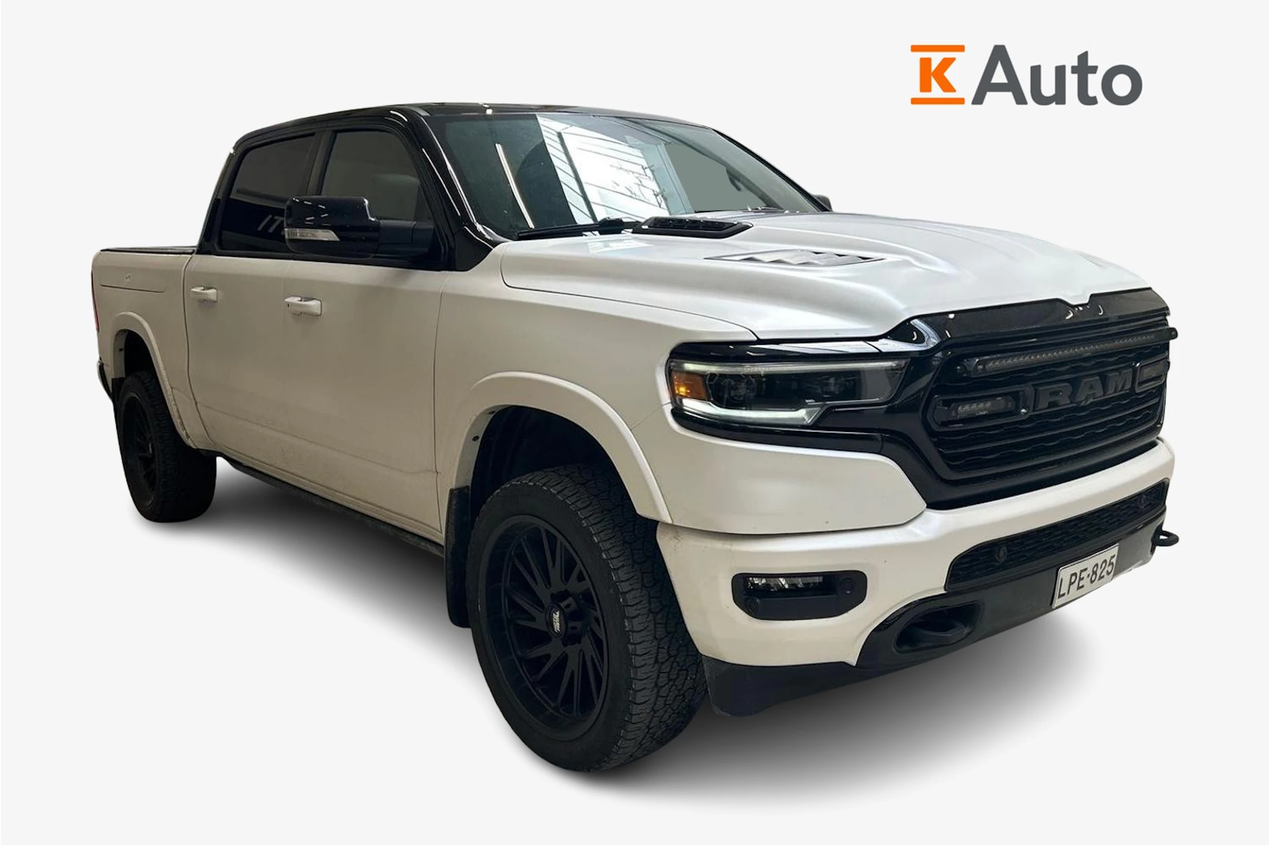 valkoinen Dodge RAM 2022 kuva 1.