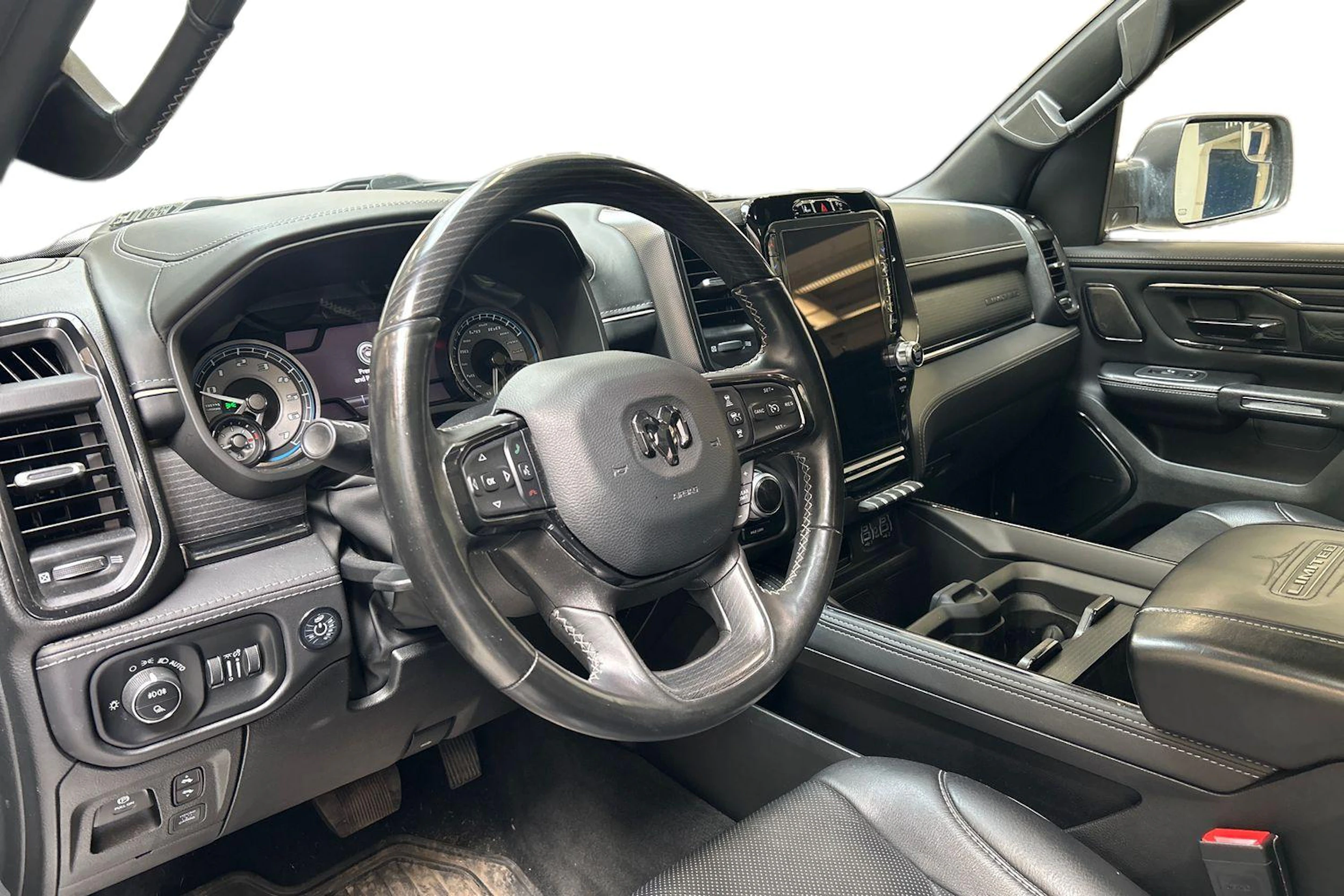 valkoinen Dodge RAM 2022 kuva 3.