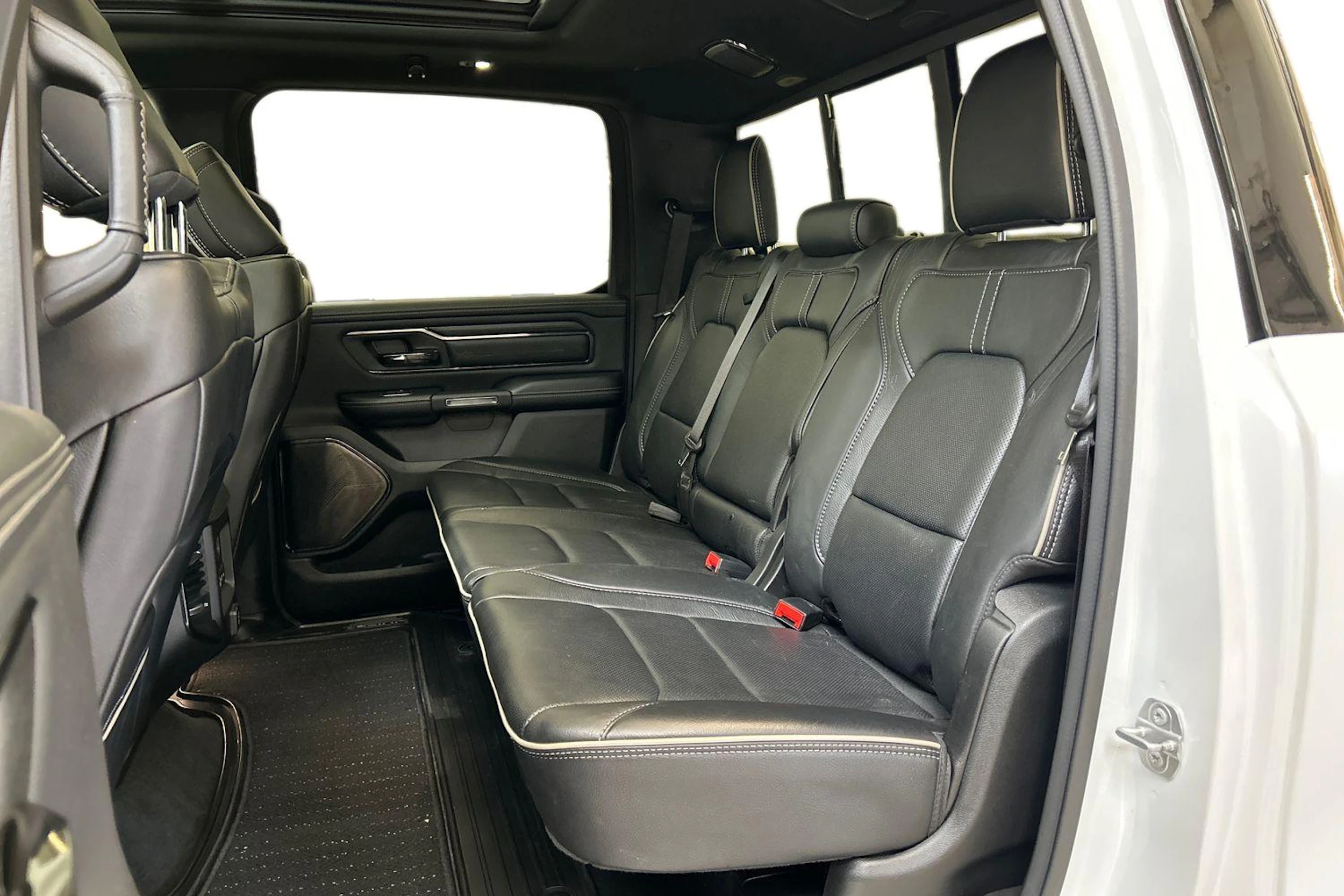 valkoinen Dodge RAM 2022 kuva 11.