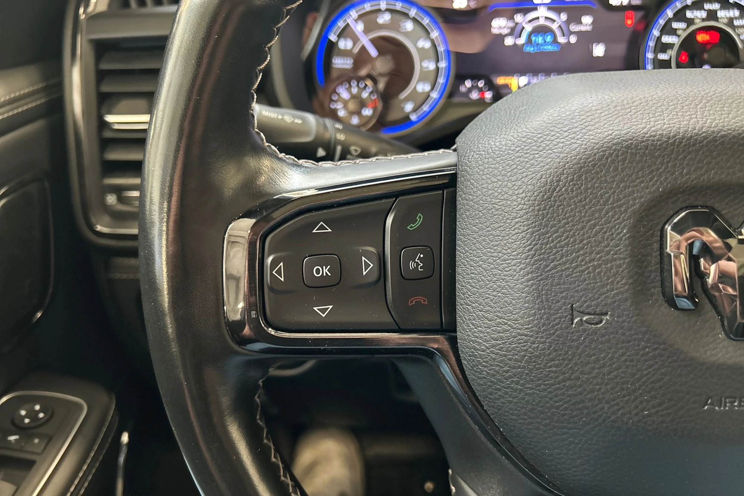 valkoinen Dodge RAM 2022 kuva 16.