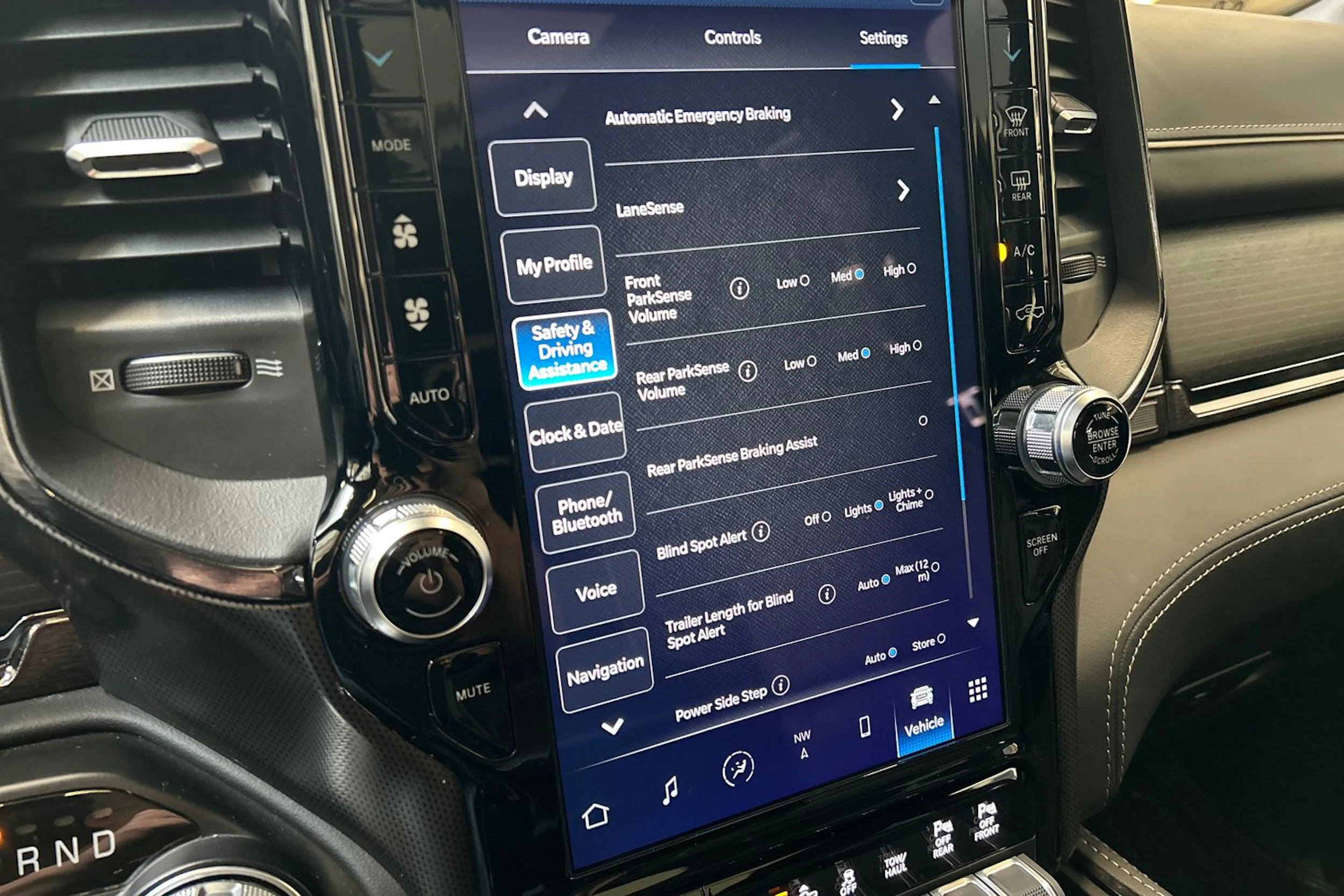 valkoinen Dodge RAM 2022 kuva 19.