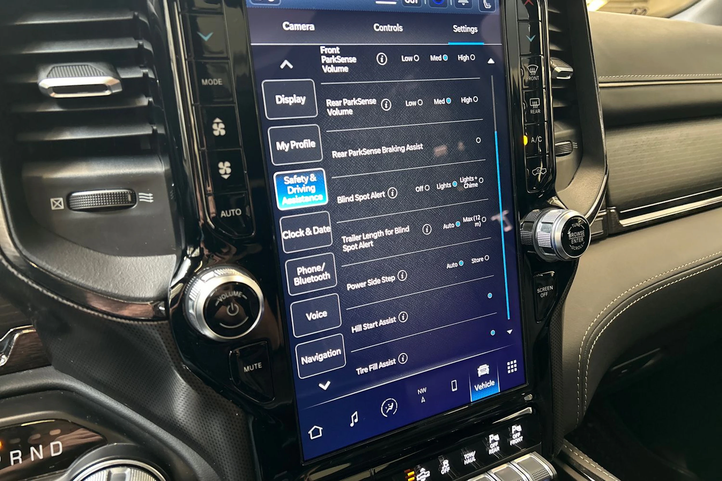 valkoinen Dodge RAM 2022 kuva 20.