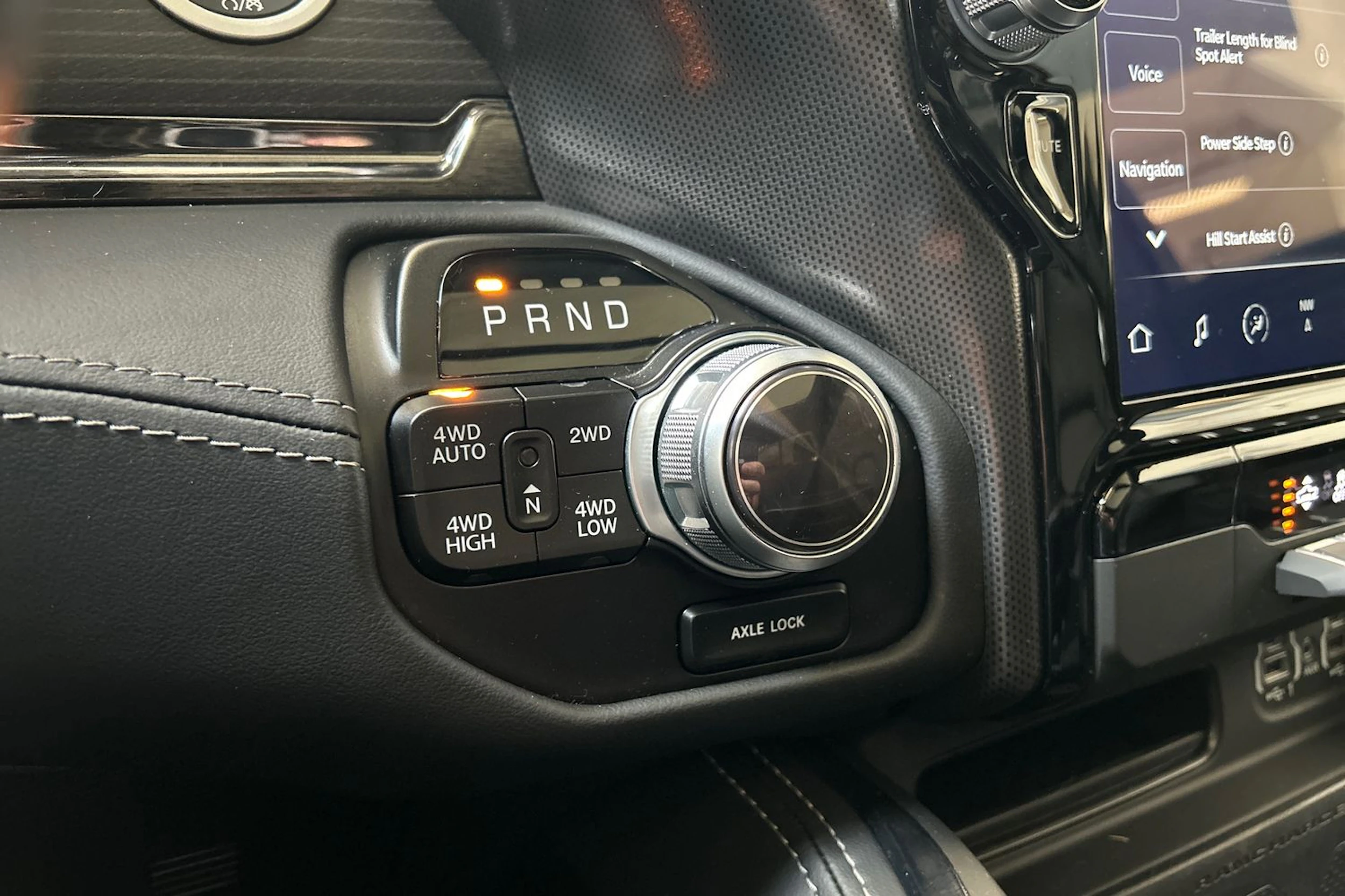valkoinen Dodge RAM 2022 kuva 23.