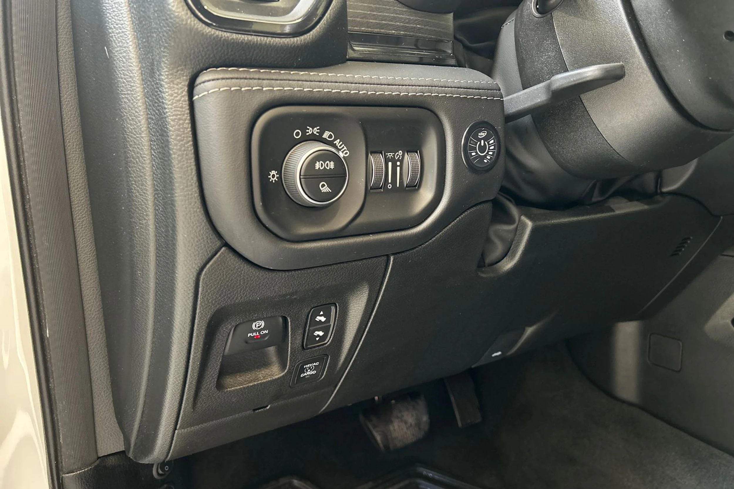 valkoinen Dodge RAM 2022 kuva 24.