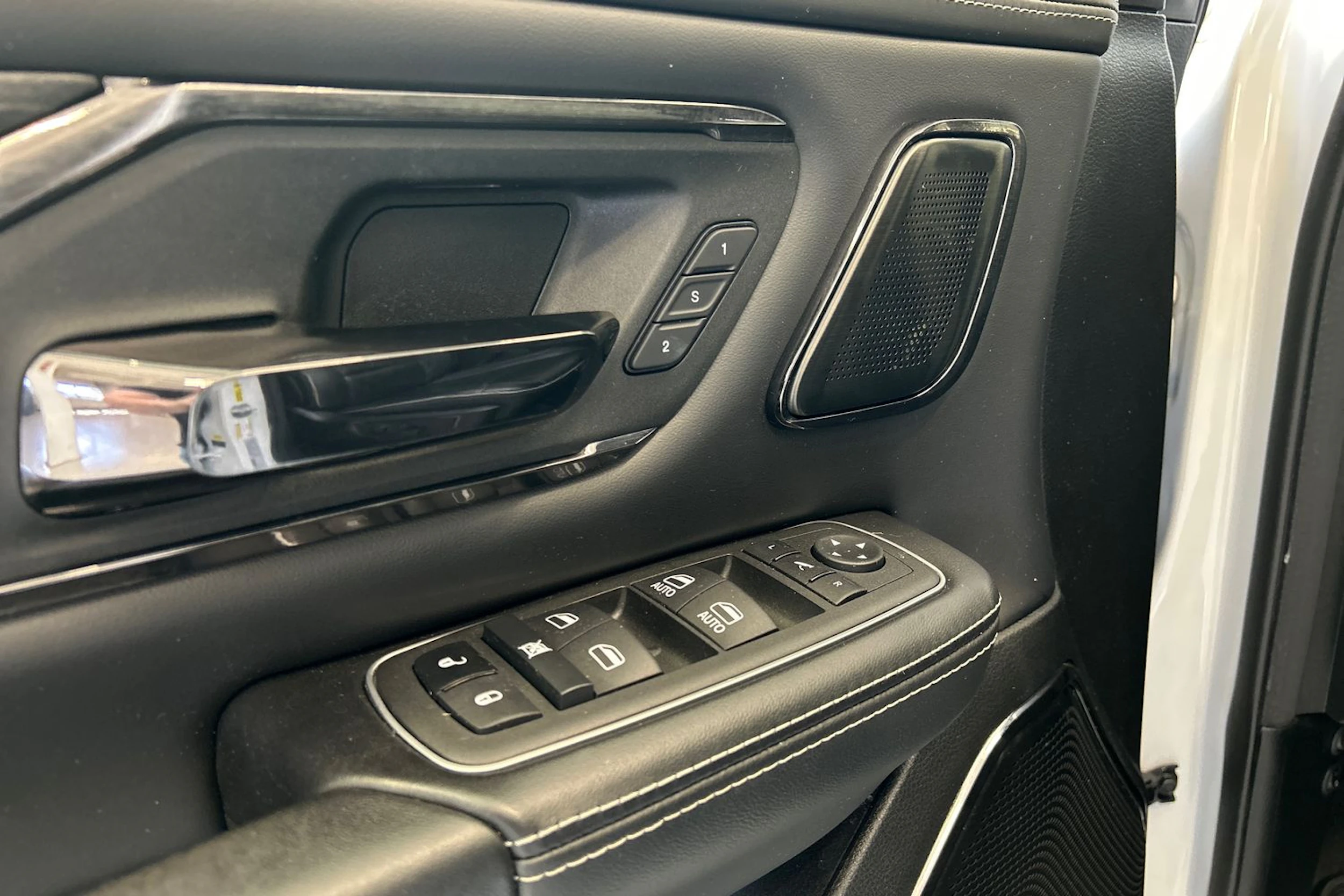 valkoinen Dodge RAM 2022 kuva 25.