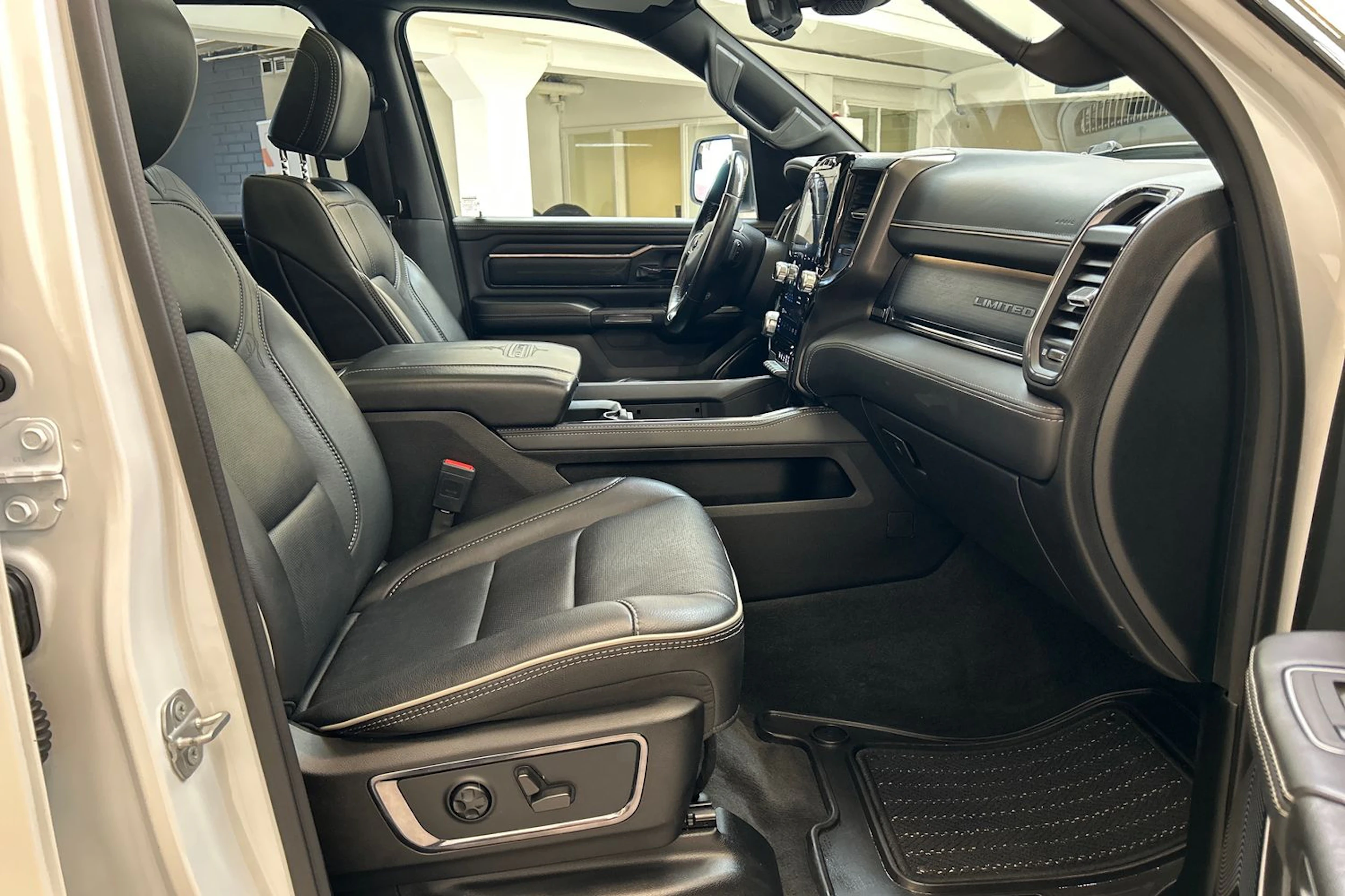 valkoinen Dodge RAM 2022 kuva 28.
