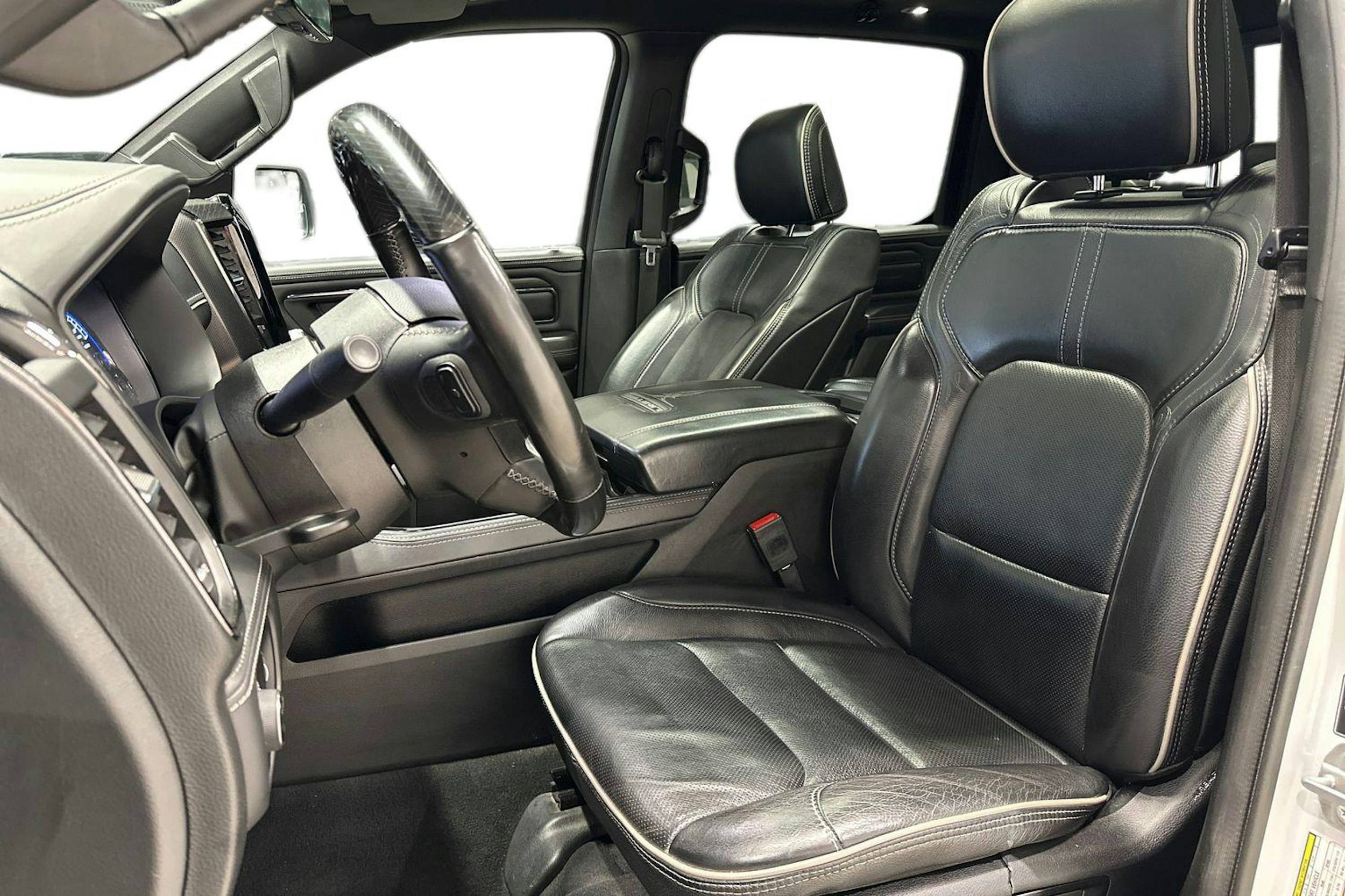 valkoinen Dodge RAM 2022 kuva 8.