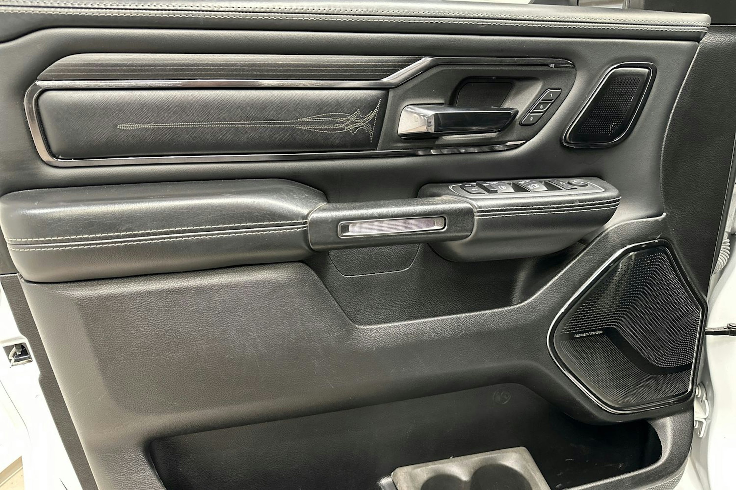 valkoinen Dodge RAM 2022 kuva 11.