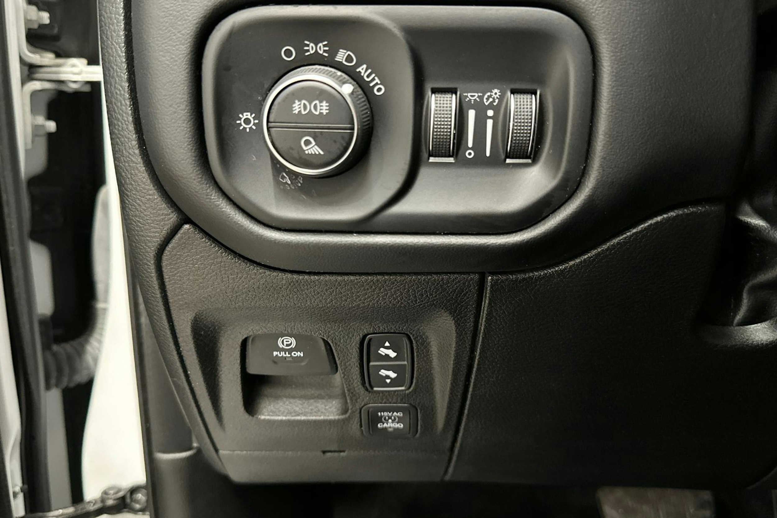 valkoinen Dodge RAM 2022 kuva 12.