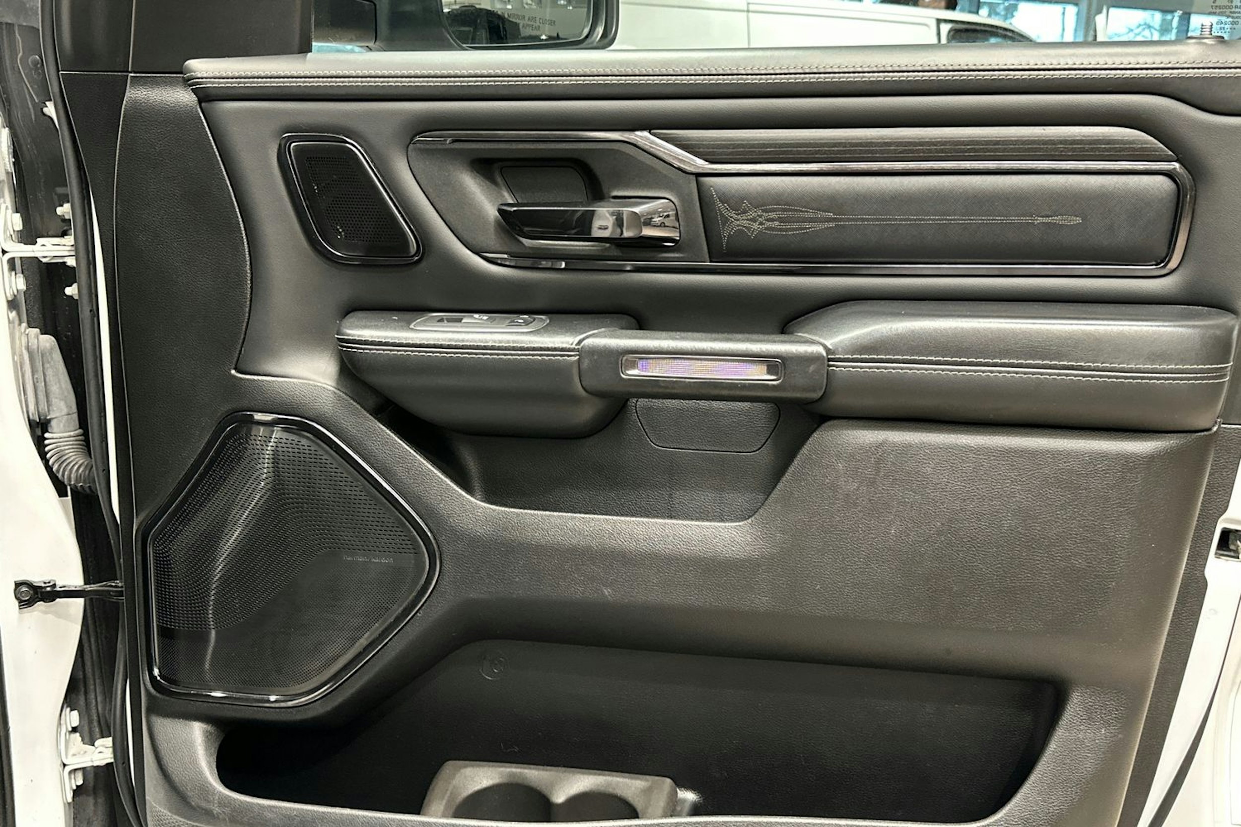 valkoinen Dodge RAM 2022 kuva 26.